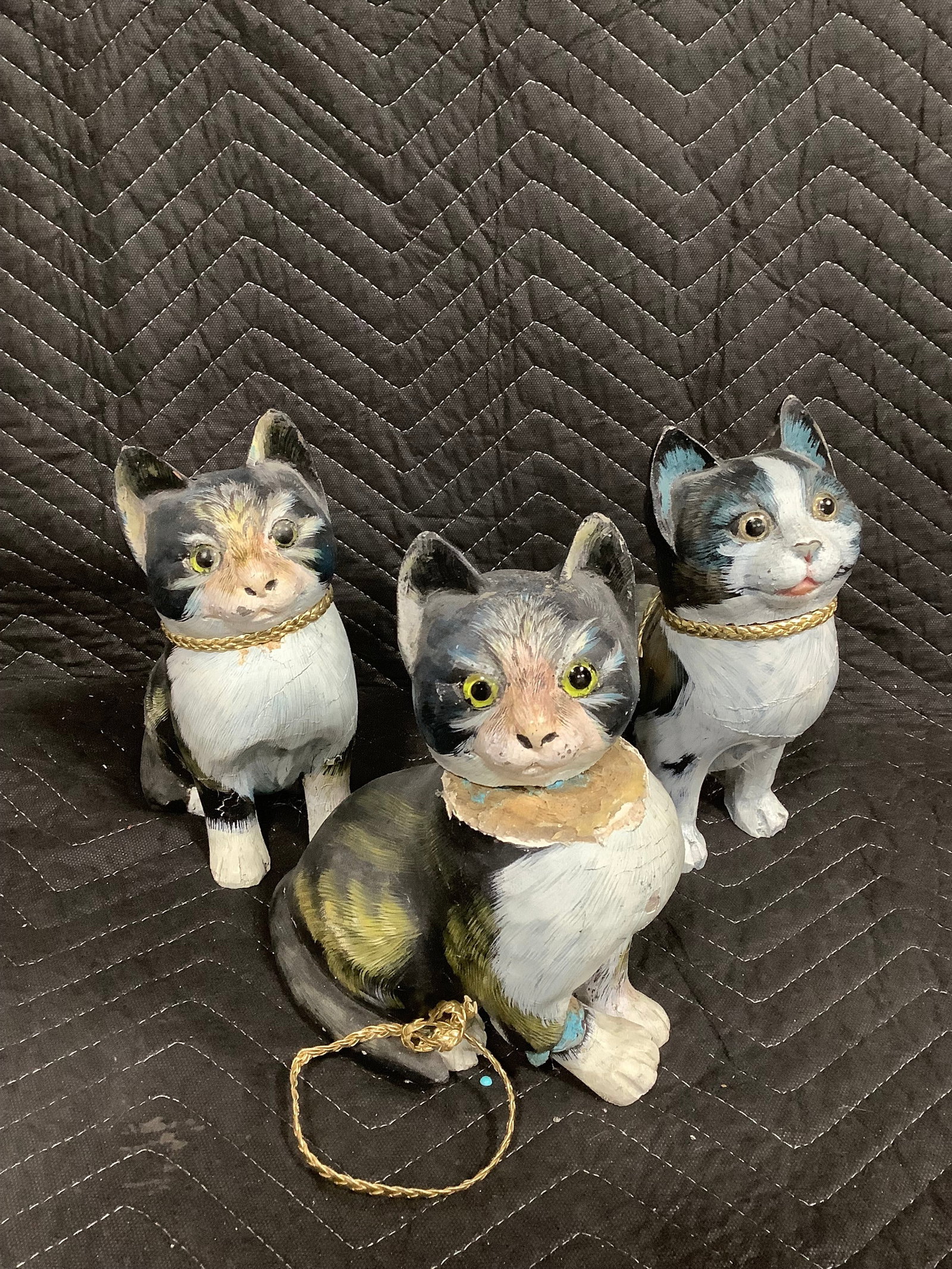 Wooden cat stautes(need repair-10in tallest): Wooden cat stautes(need repair-10in tallest)