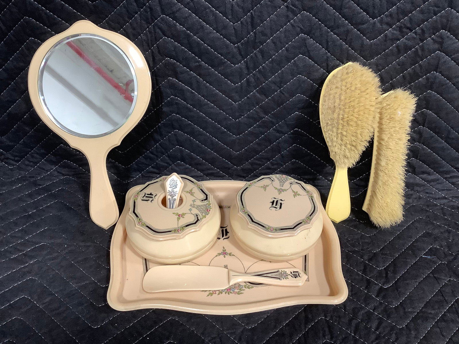 Vintage beauty set (1 of 1)