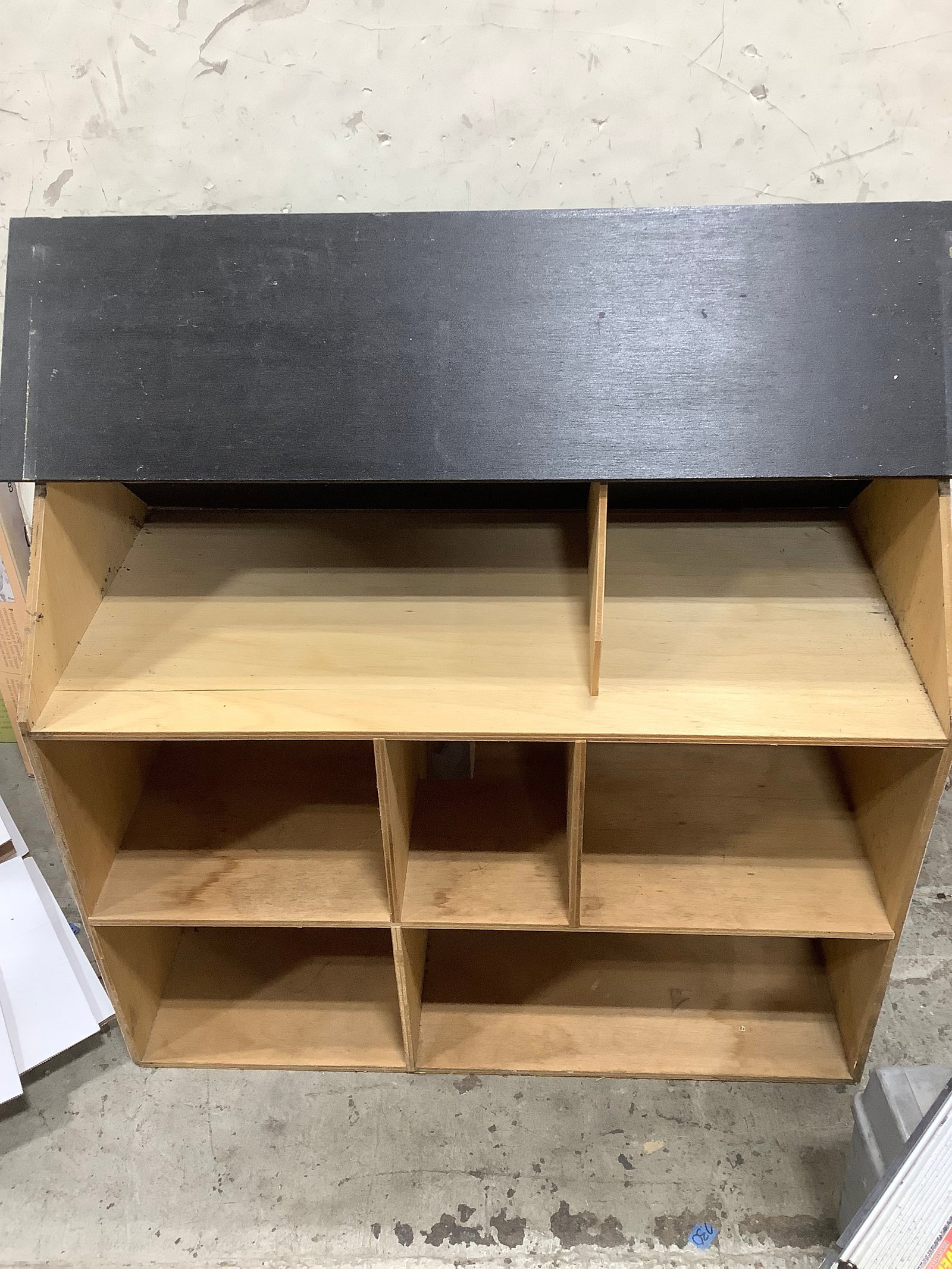 Vintage Wooden Dollhouse (28inx32in16.5in): Vintage Wooden Dollhouse (28inx32in16.5in)