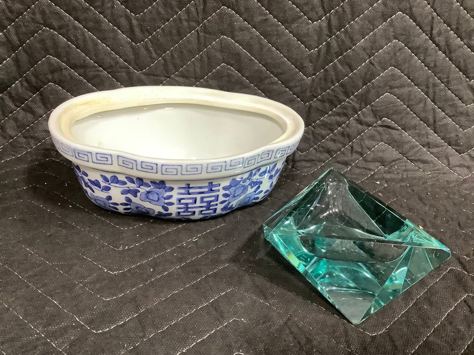 Blue/White Porcelain Planter, and Art Glass (3inx8in6in): Blue/White Porcelain Planter, and Art Glass (3inx8in6in)