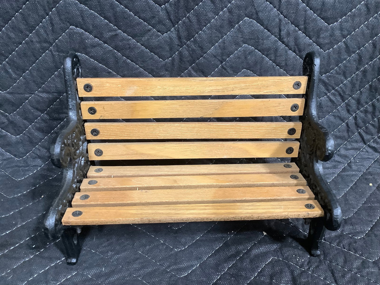 Mini Wood/Cast Iron Bench (8.5inx5.75in) The Carolers 1997: Mini Wood/Cast Iron Bench (8.5inx5.75in) The Carolers 1997