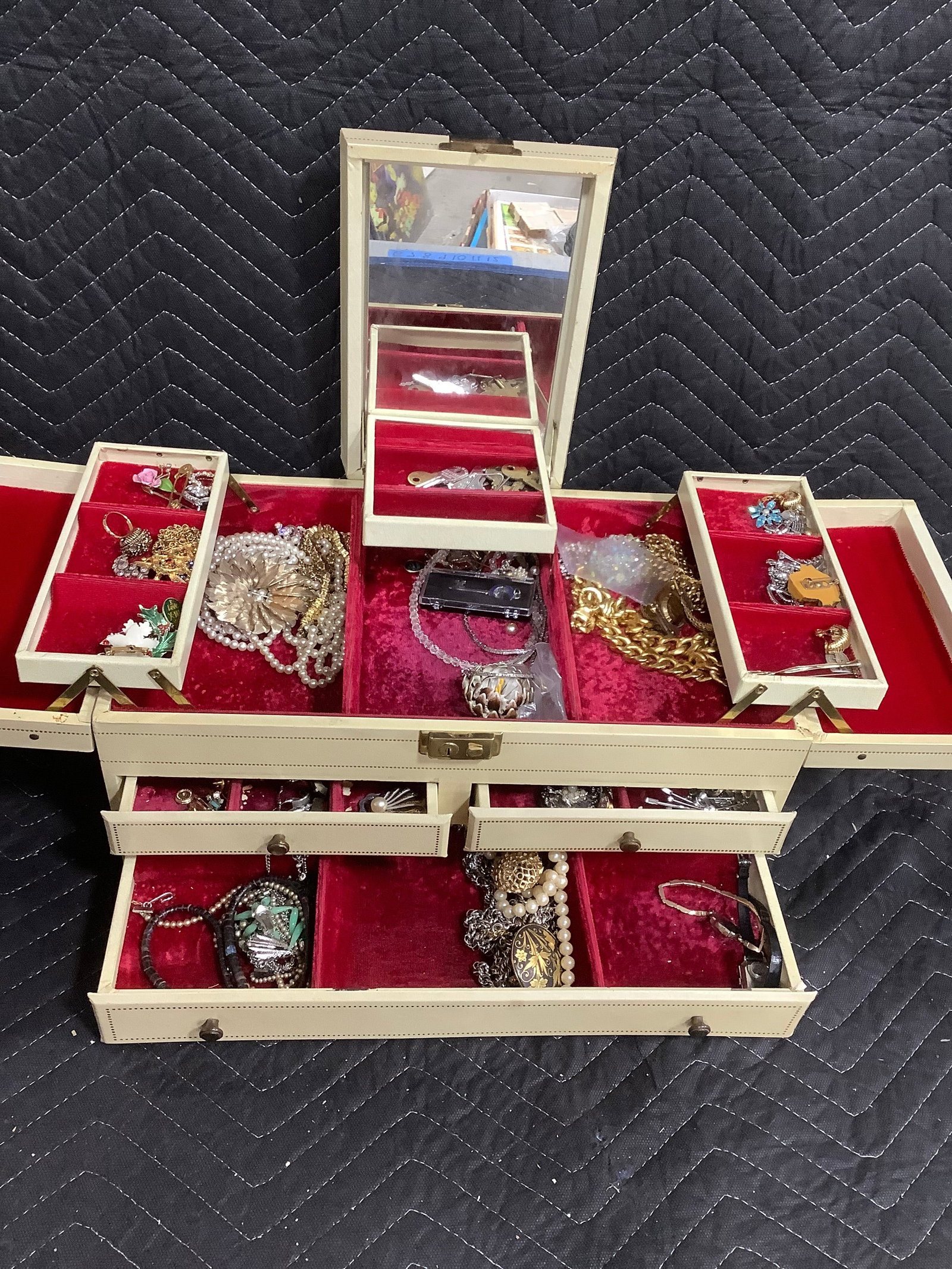 Vintage jewelry box full of costume jewelry: Vintage jewelry box full of costume jewelry