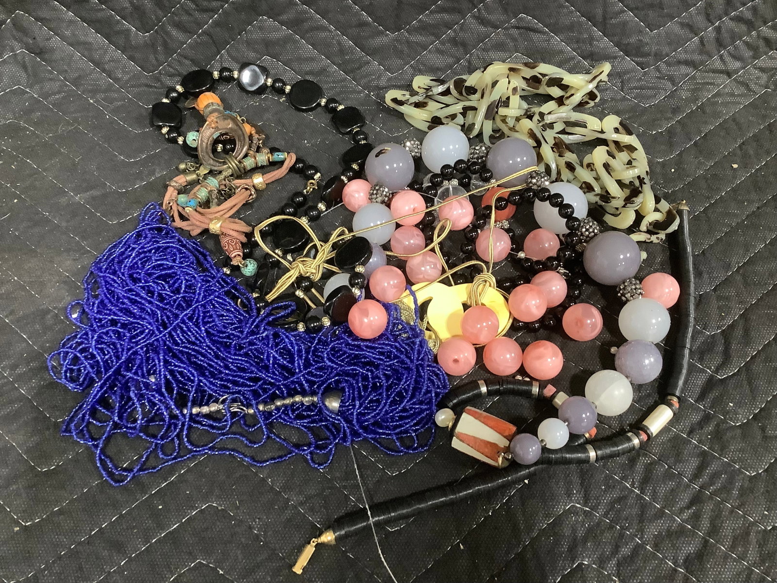 Costume jewelry: Costume jewelry