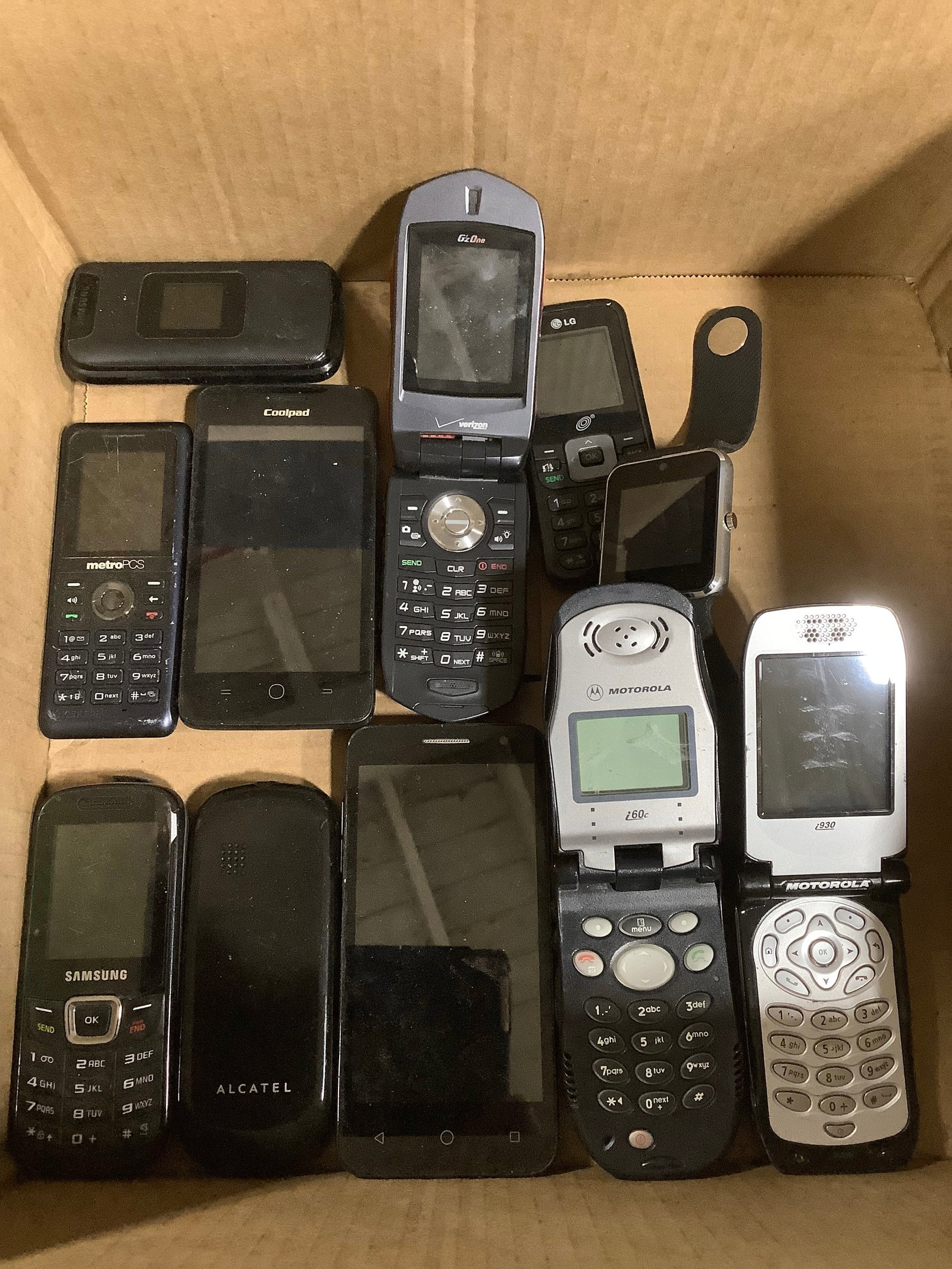 Flip phones/cell phones(unknown working condition): Flip phones/cell phones(unknown working condition)