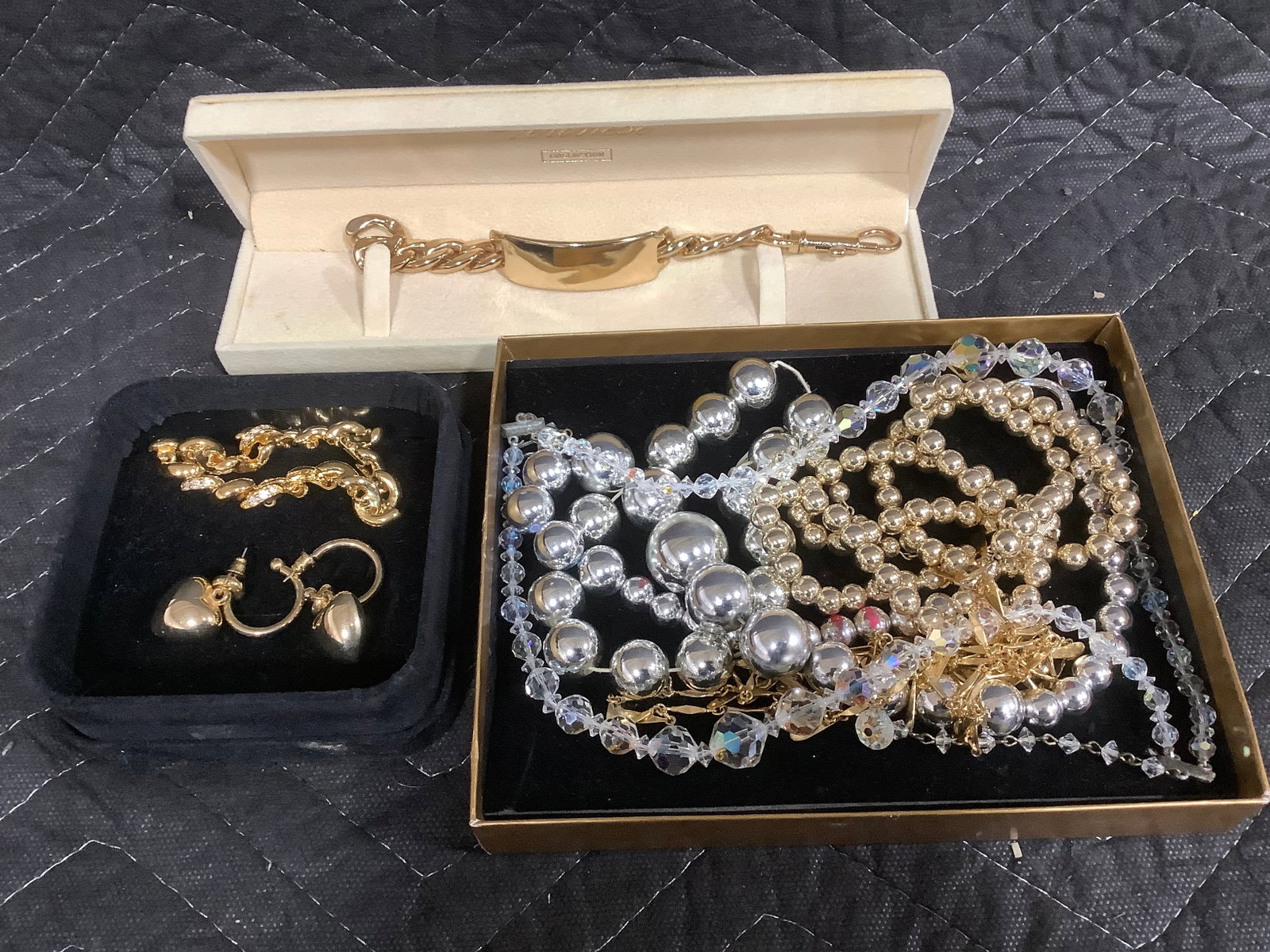 Costume jewelry: Costume jewelry