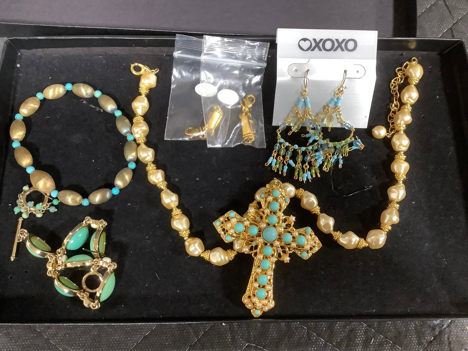 Costume jewelry: Costume jewelry