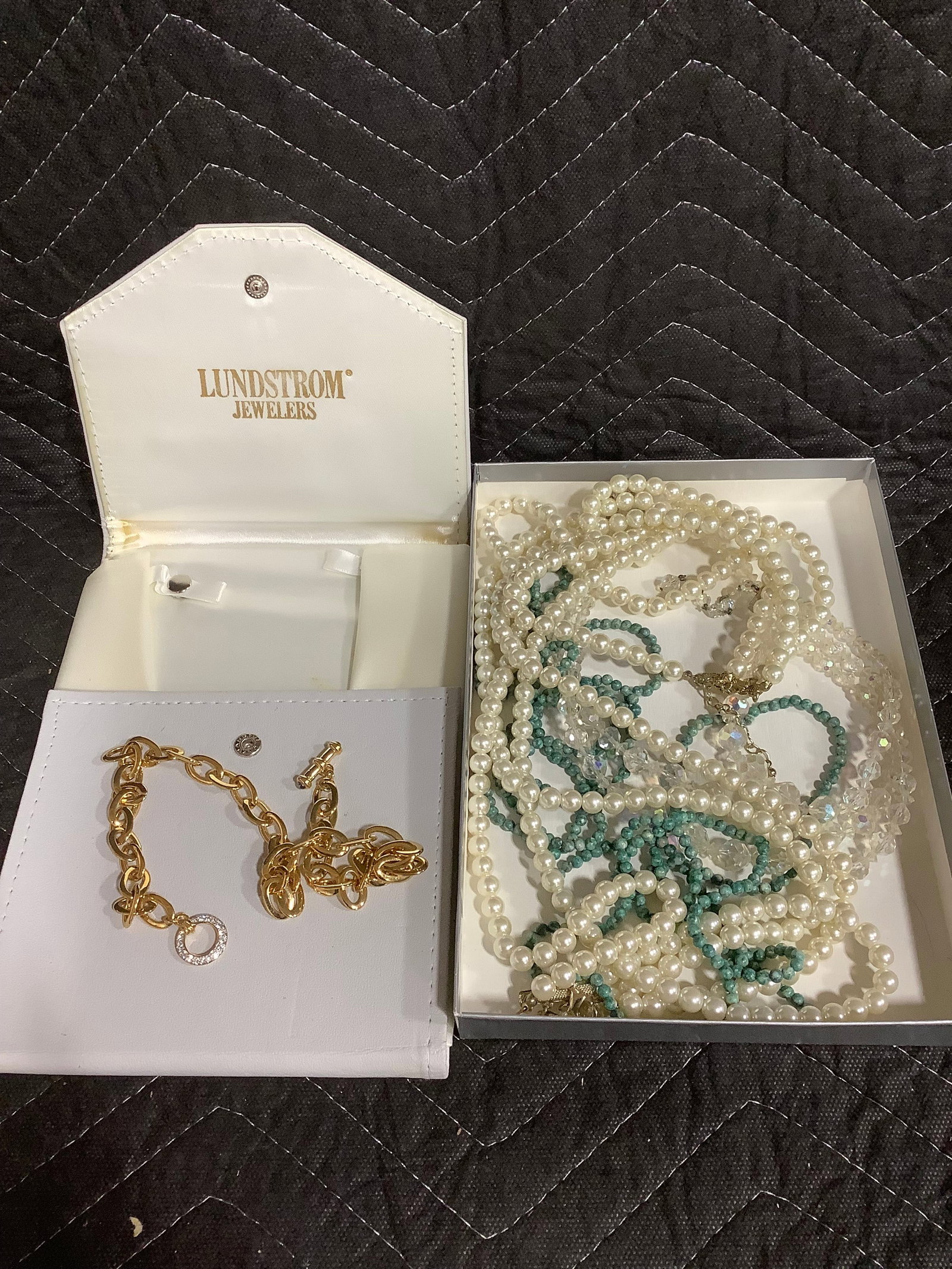 Costume jewelry: Costume jewelry