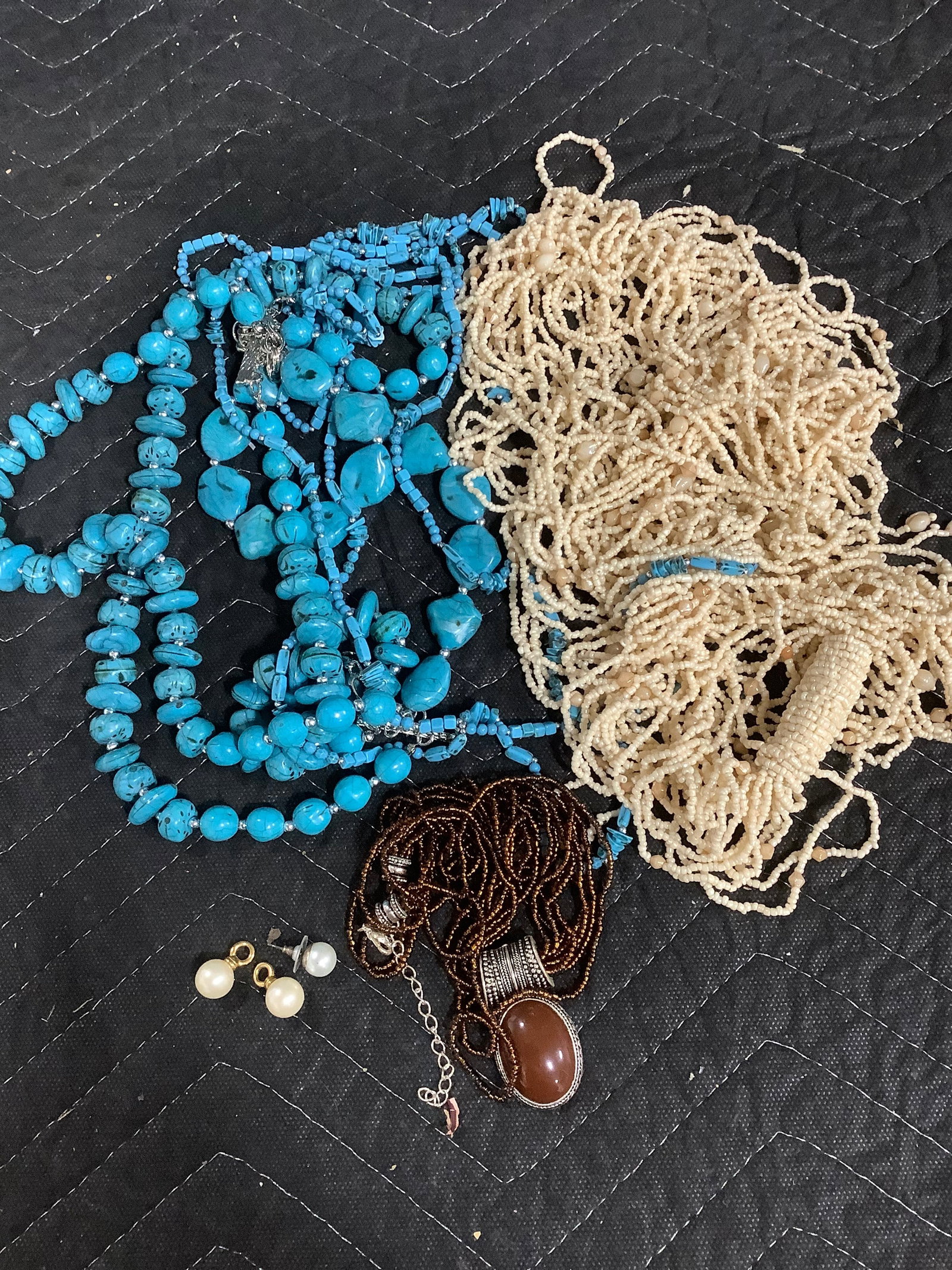 Costume jewelry: Costume jewelry