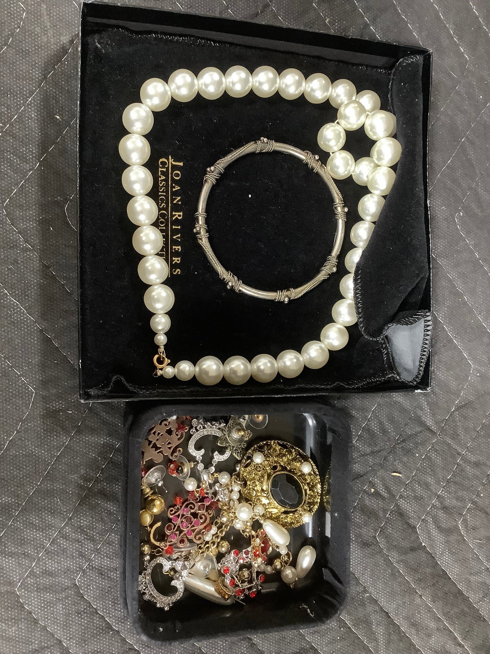 Costume jewelry: Costume jewelry