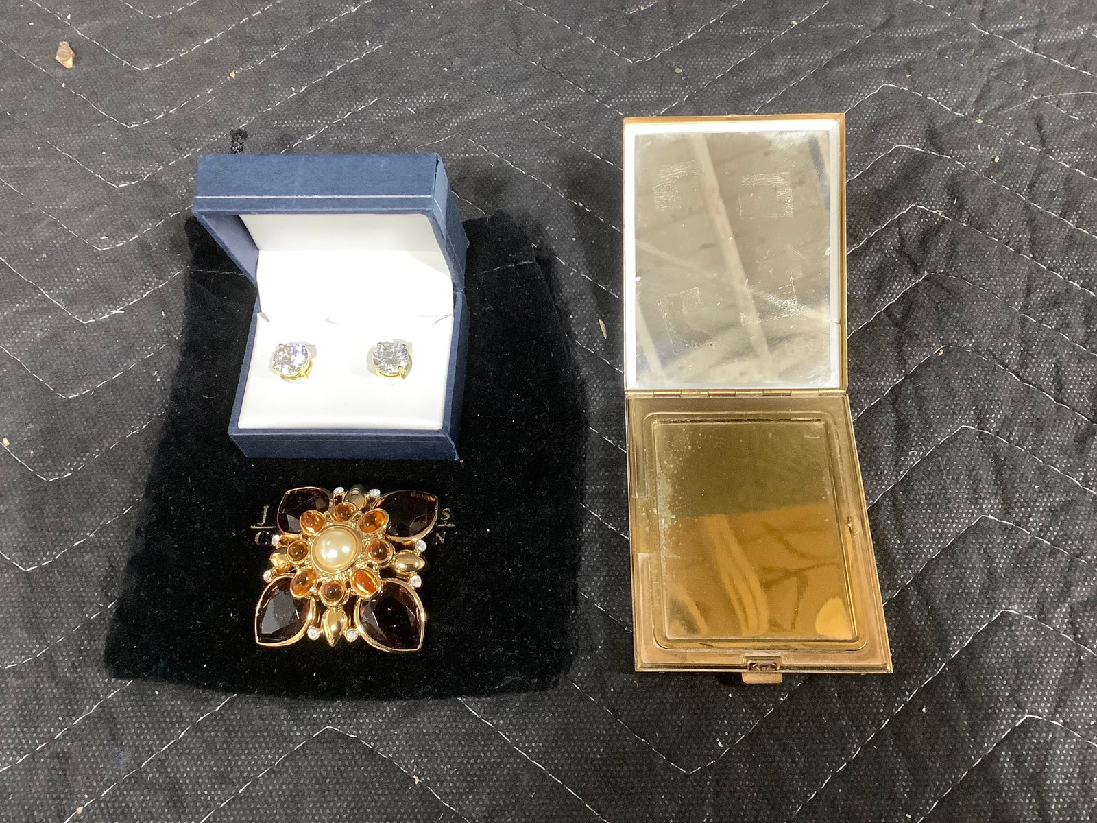 Costume jewelry: Costume jewelry