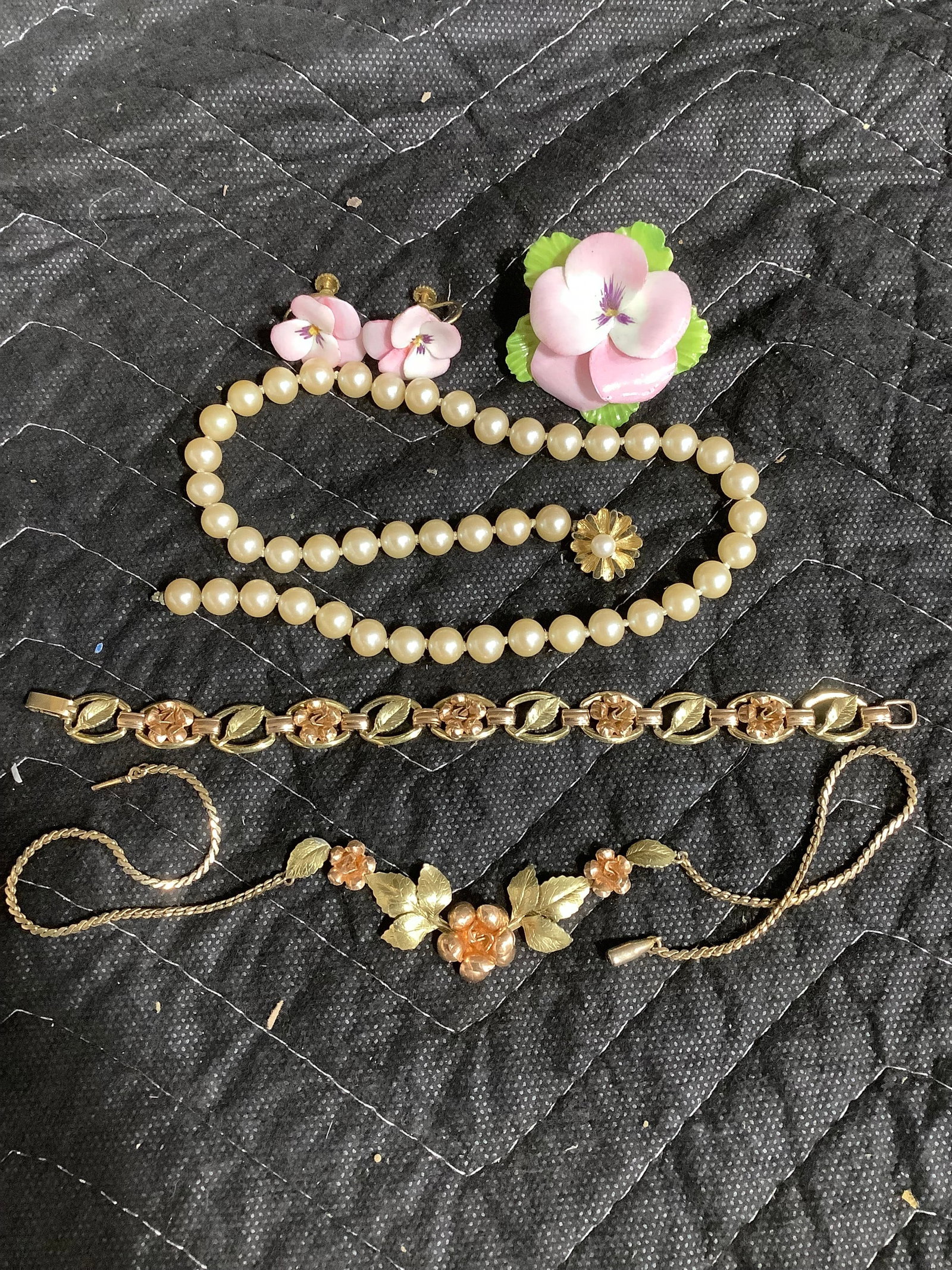 Costume jewelry: Costume jewelry