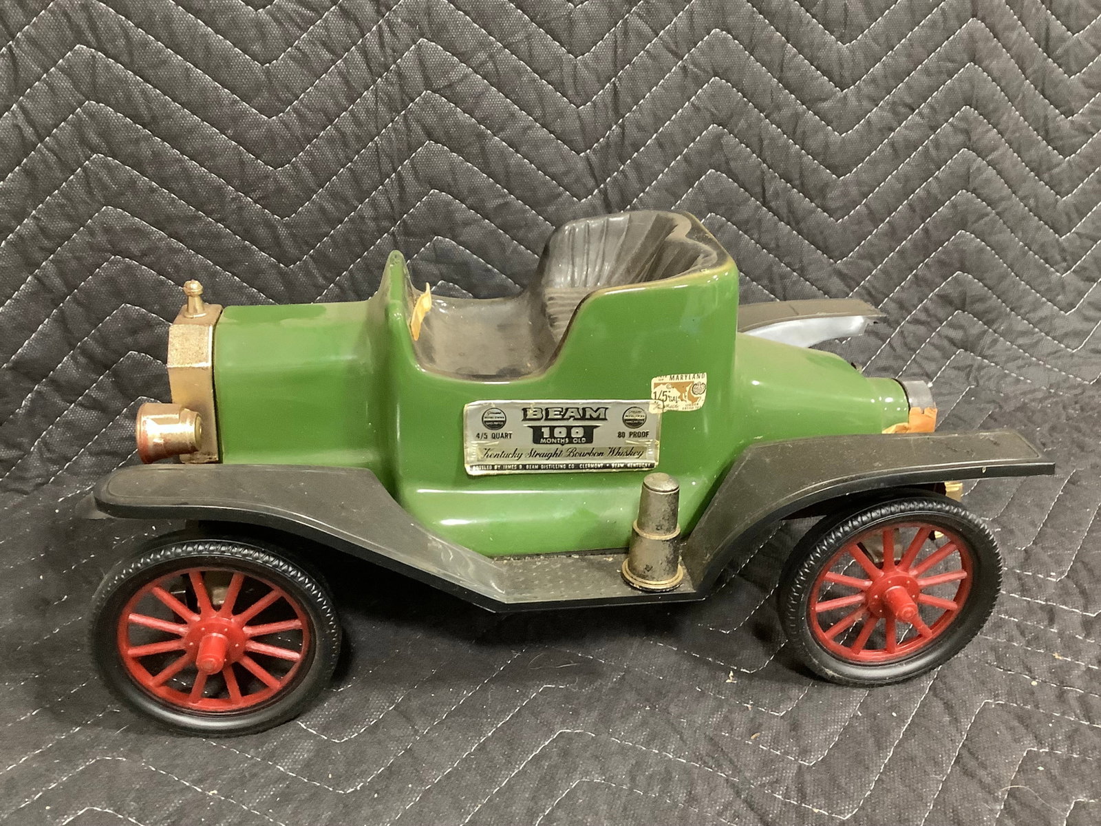 Jim Beam Kentucky Straight Bourbon Whiskey Decanter (1 of 1)