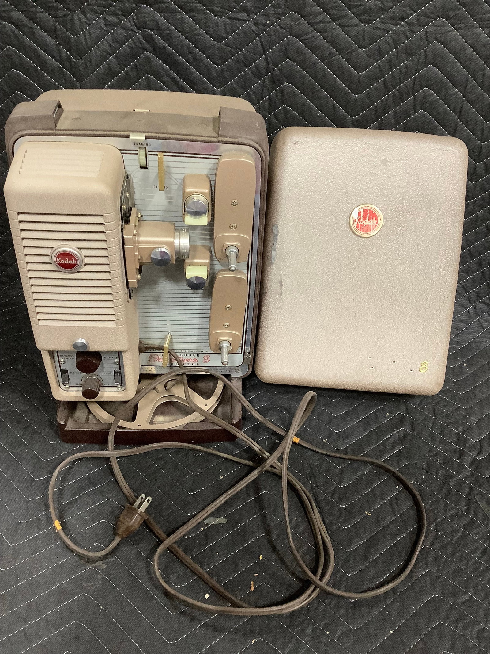 Vintage Cine-Kodak Showtime 8 Projector (1 of 1)