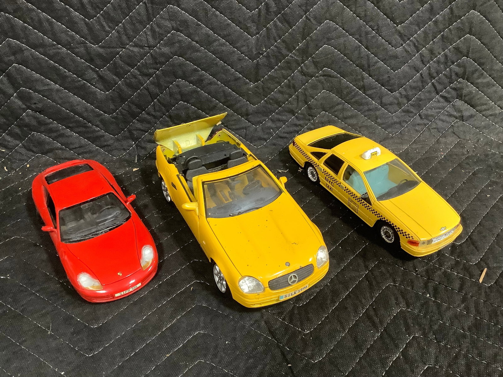 Various collectible diecast cars(Maisto and more): Various collectible diecast cars(Maisto and more)