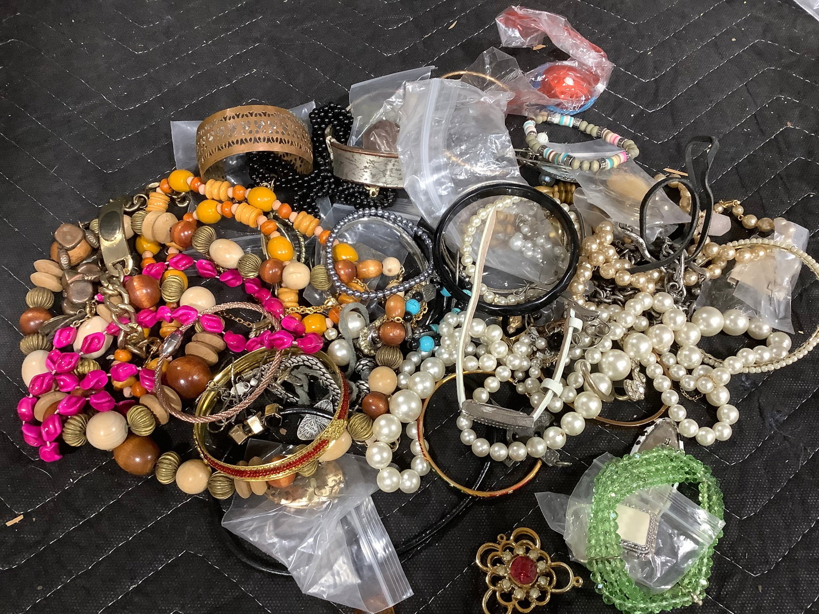Costume jewelry: Costume jewelry
