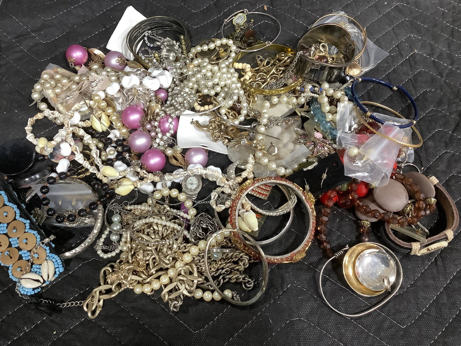 Costume jewelry: Costume jewelry