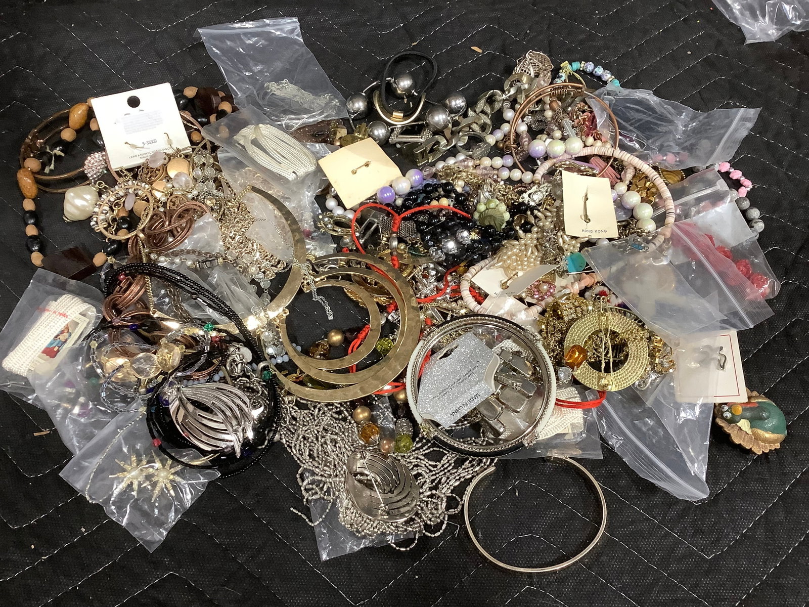 Costume jewelry: Costume jewelry