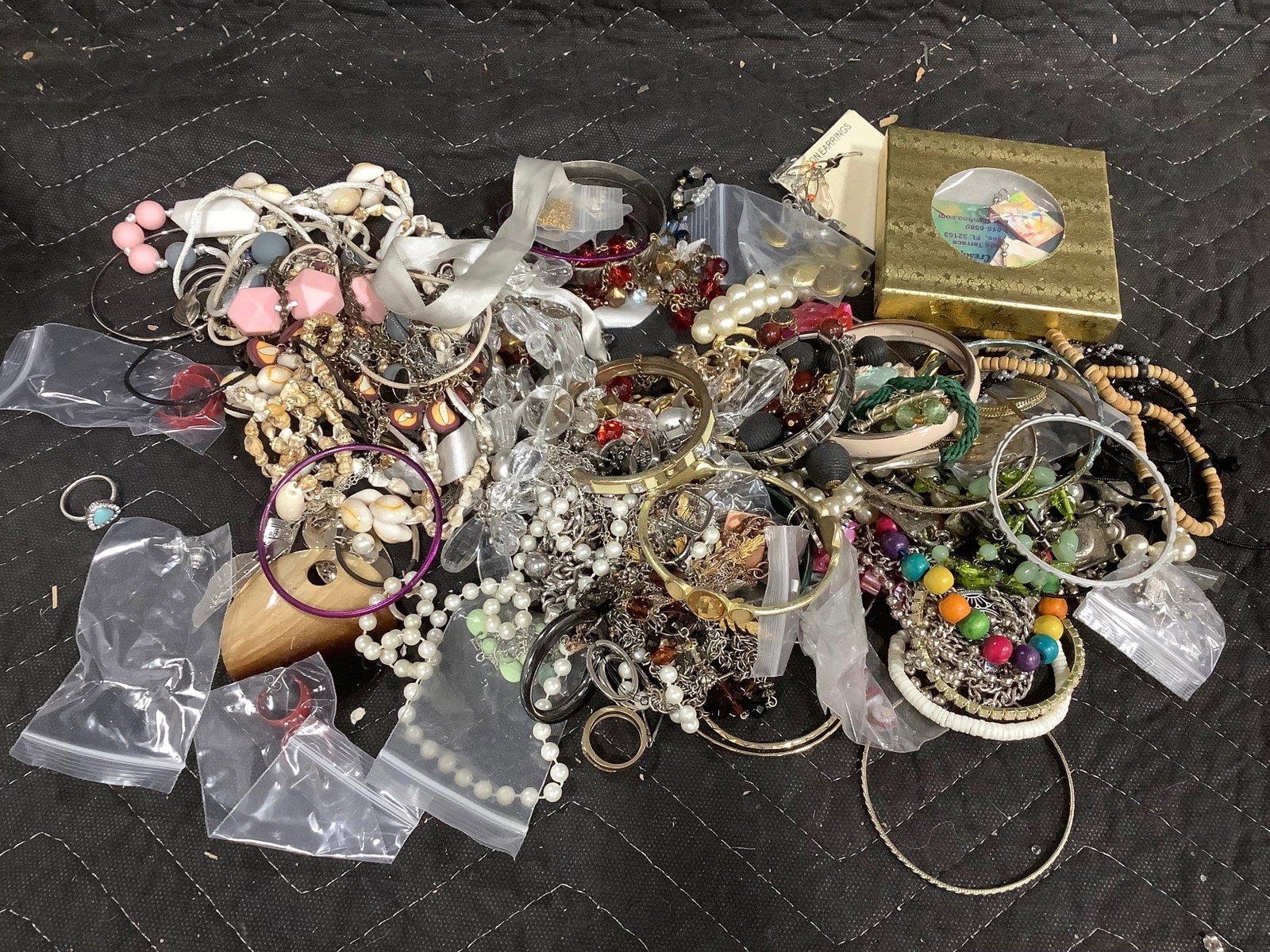 Costume jewelry: Costume jewelry