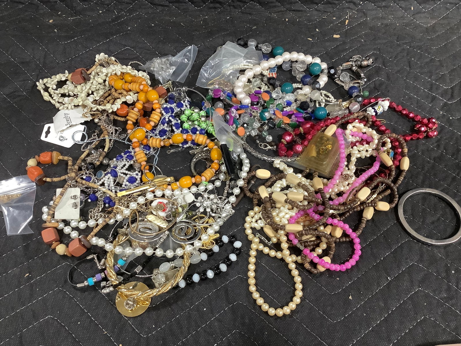 Costume jewelry: Costume jewelry