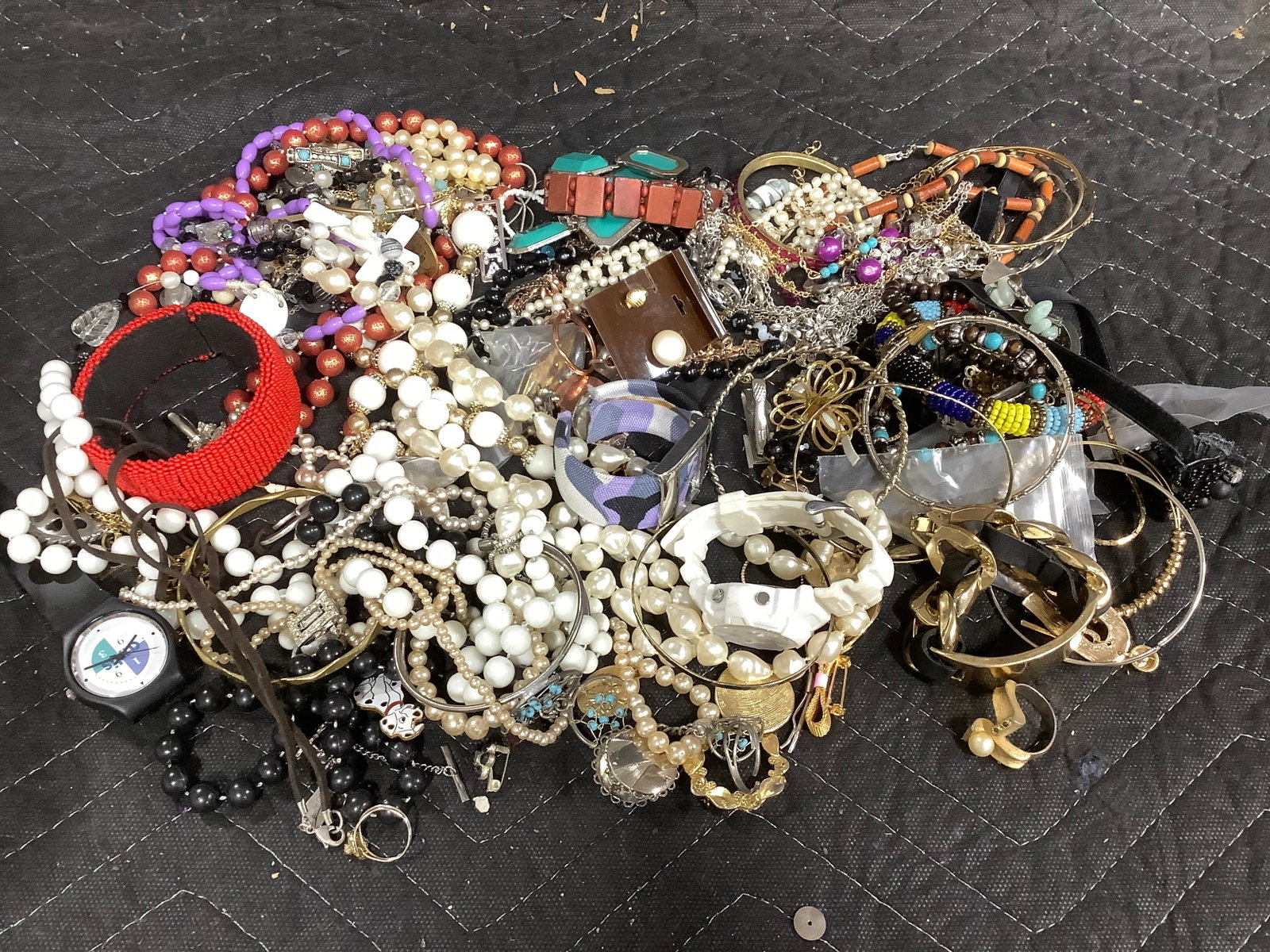Costume jewelry: Costume jewelry
