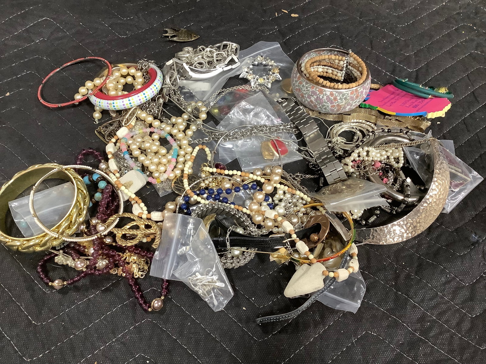 Costume jewelry: Costume jewelry
