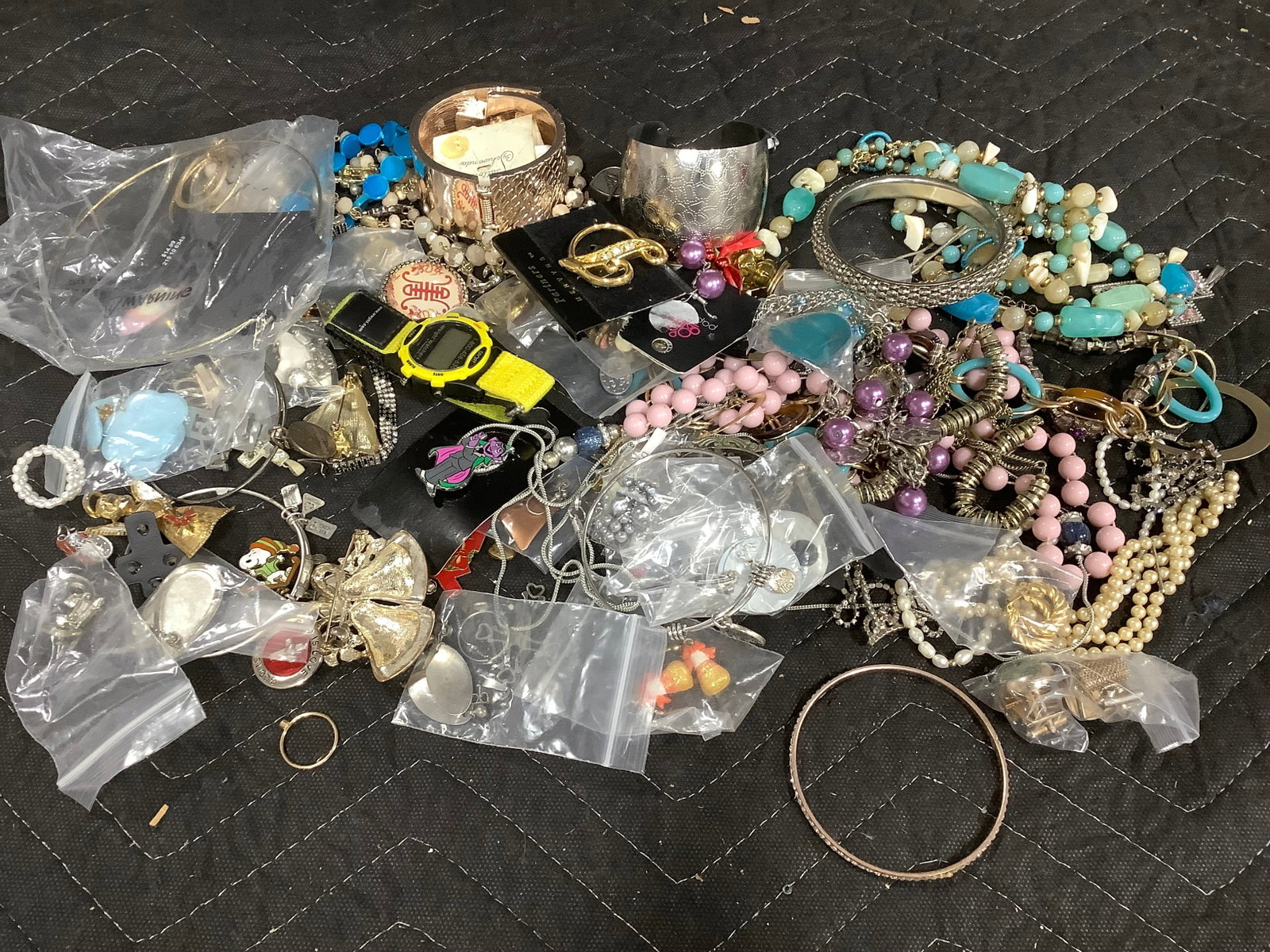 Costume jewelry: Costume jewelry