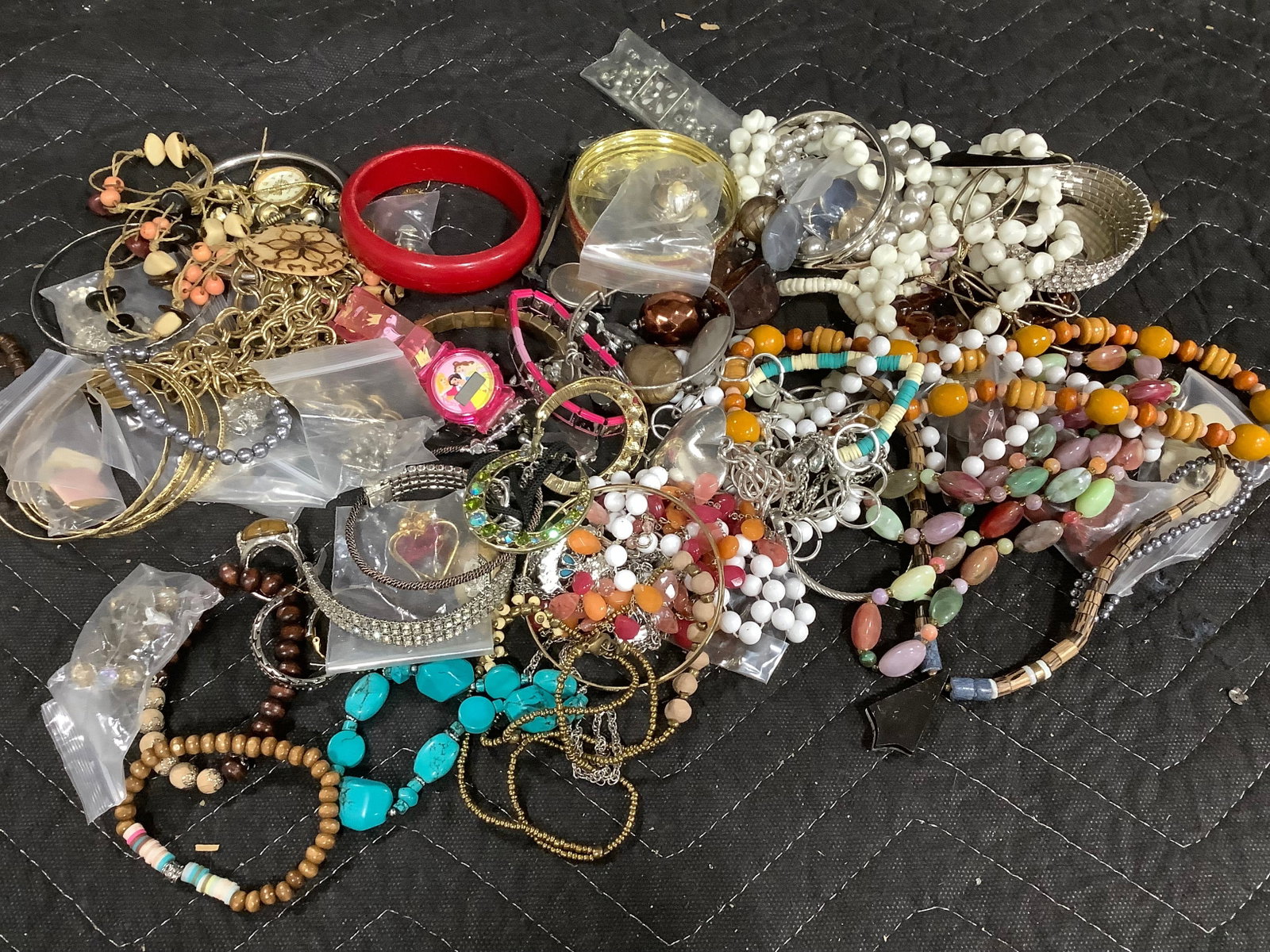 Costume jewelry: Costume jewelry