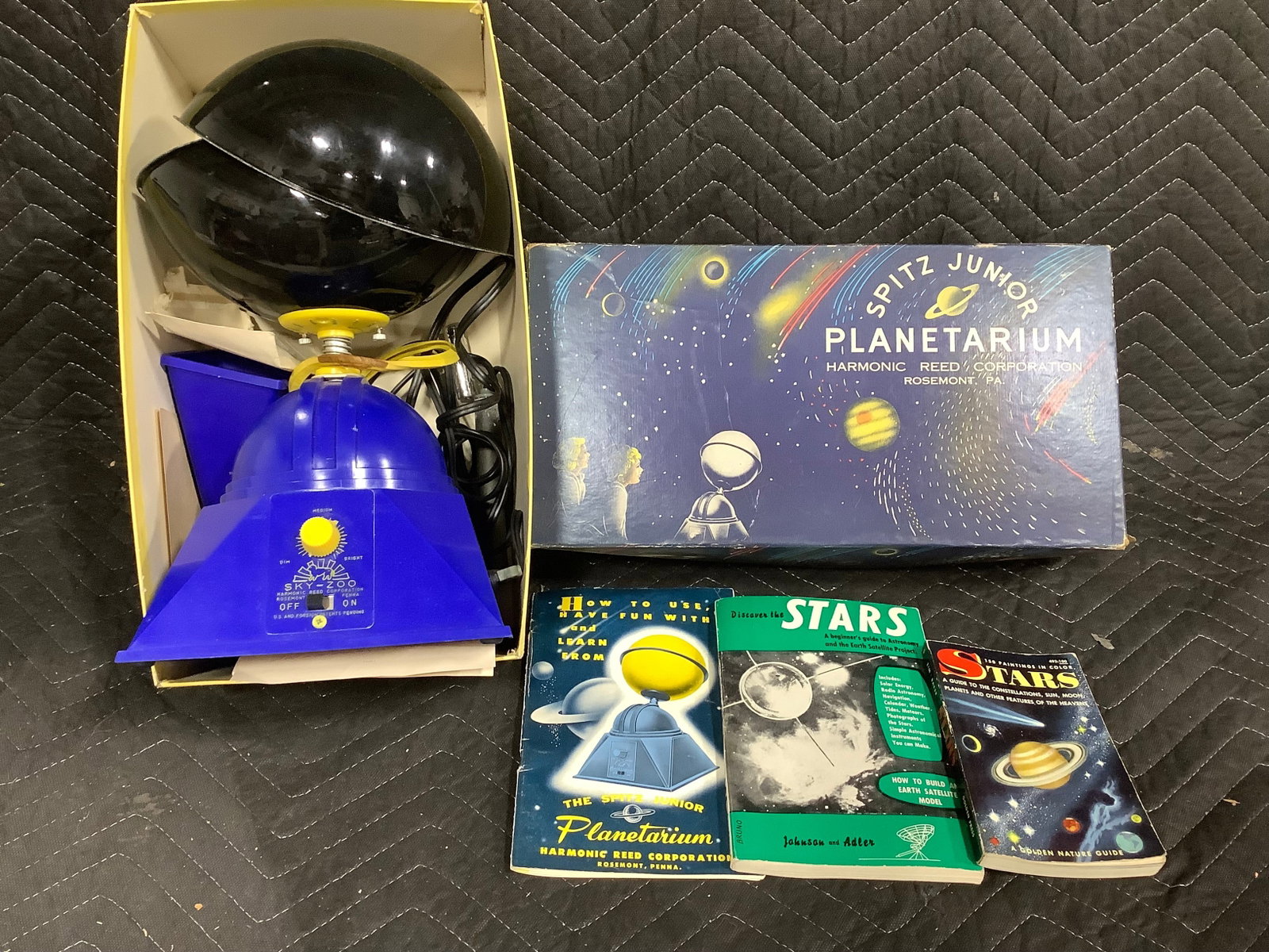Spitz Junior Planetarium with books: Spitz Junior Planetarium with books