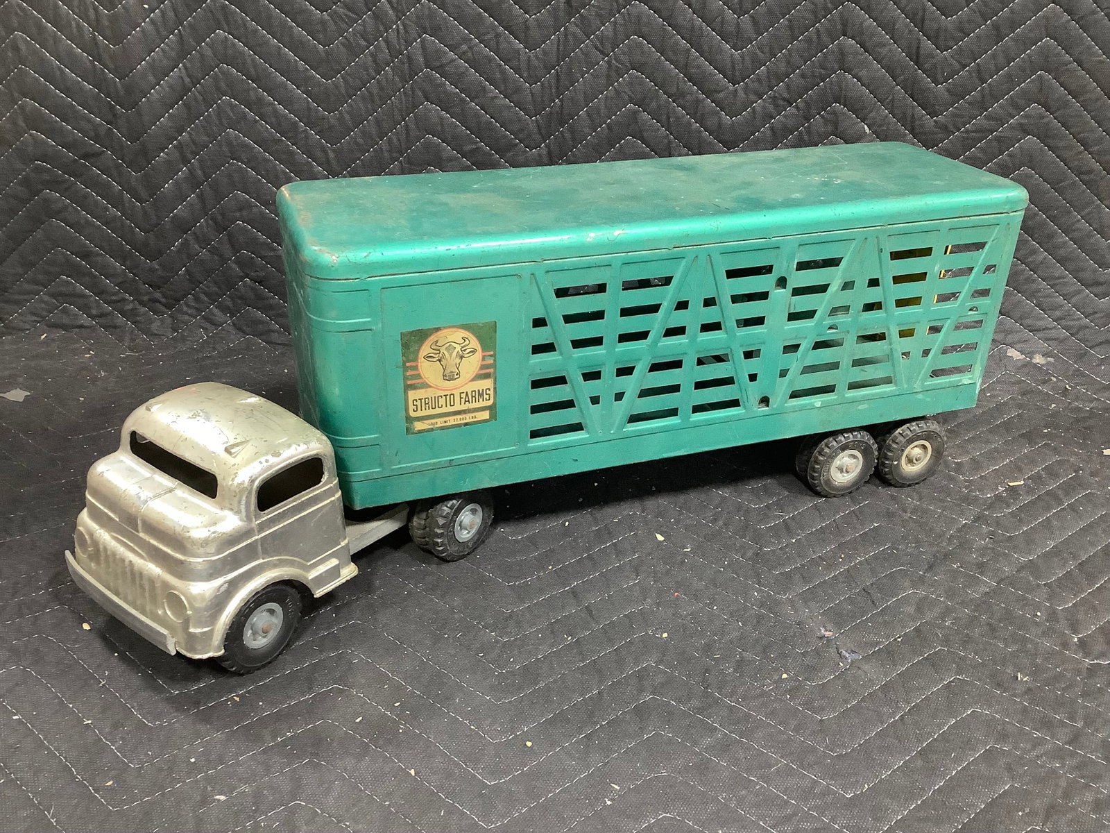 1950s Structo Farms cattle truck: 1950s Structo Farms cattle truck