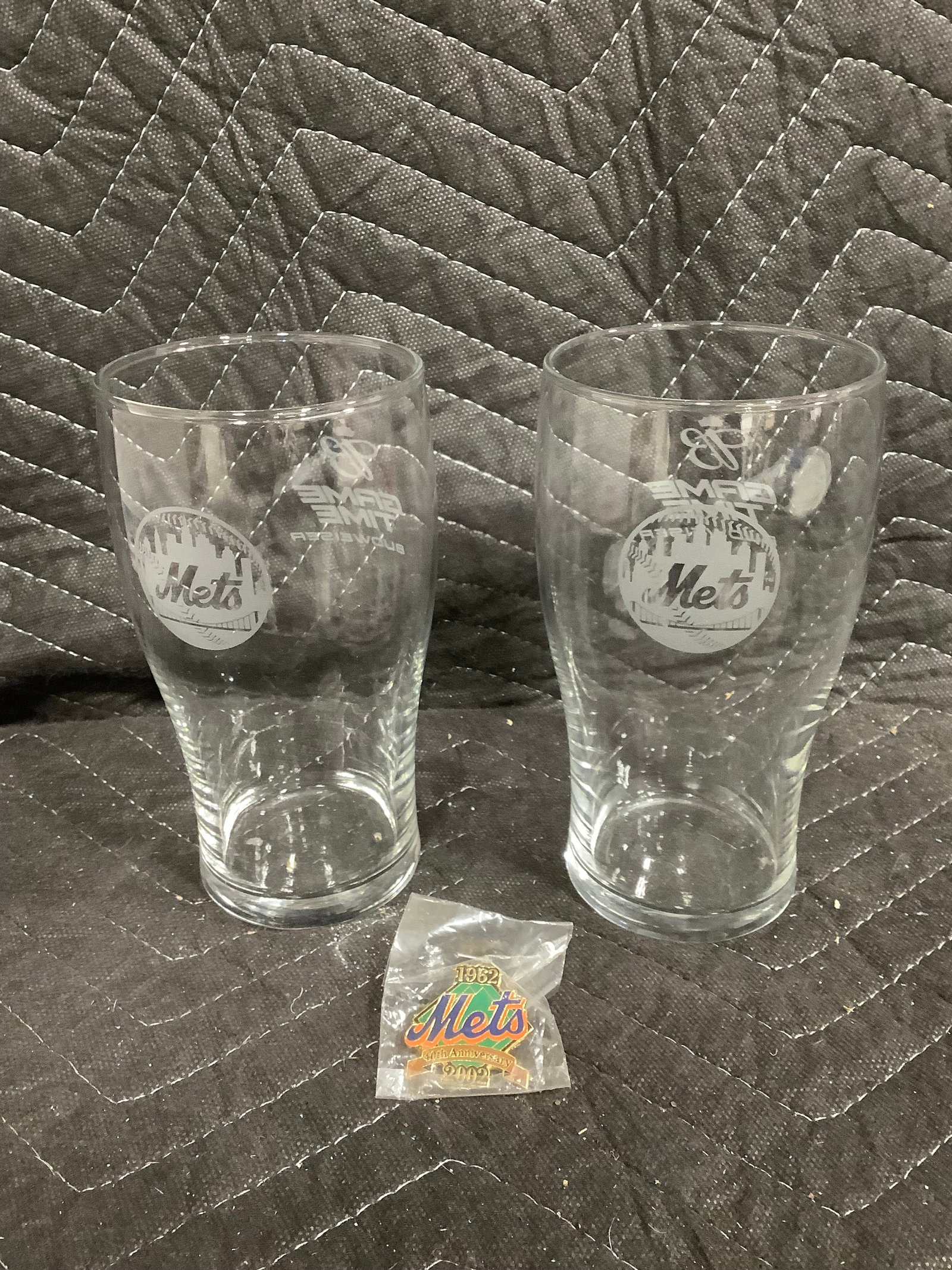NY Mets Budweiser 16oz beer glasses and 40th anniversary pin(new): NY Mets Budweiser 16oz beer glasses and 40th anniversary pin(new)