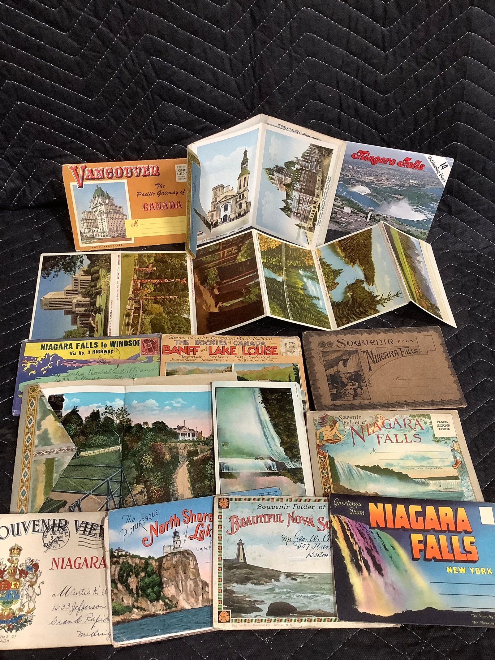 12 Vintage Canada Souvenir Postcard Folders: 12 Vintage Canada Souvenir Postcard Folders