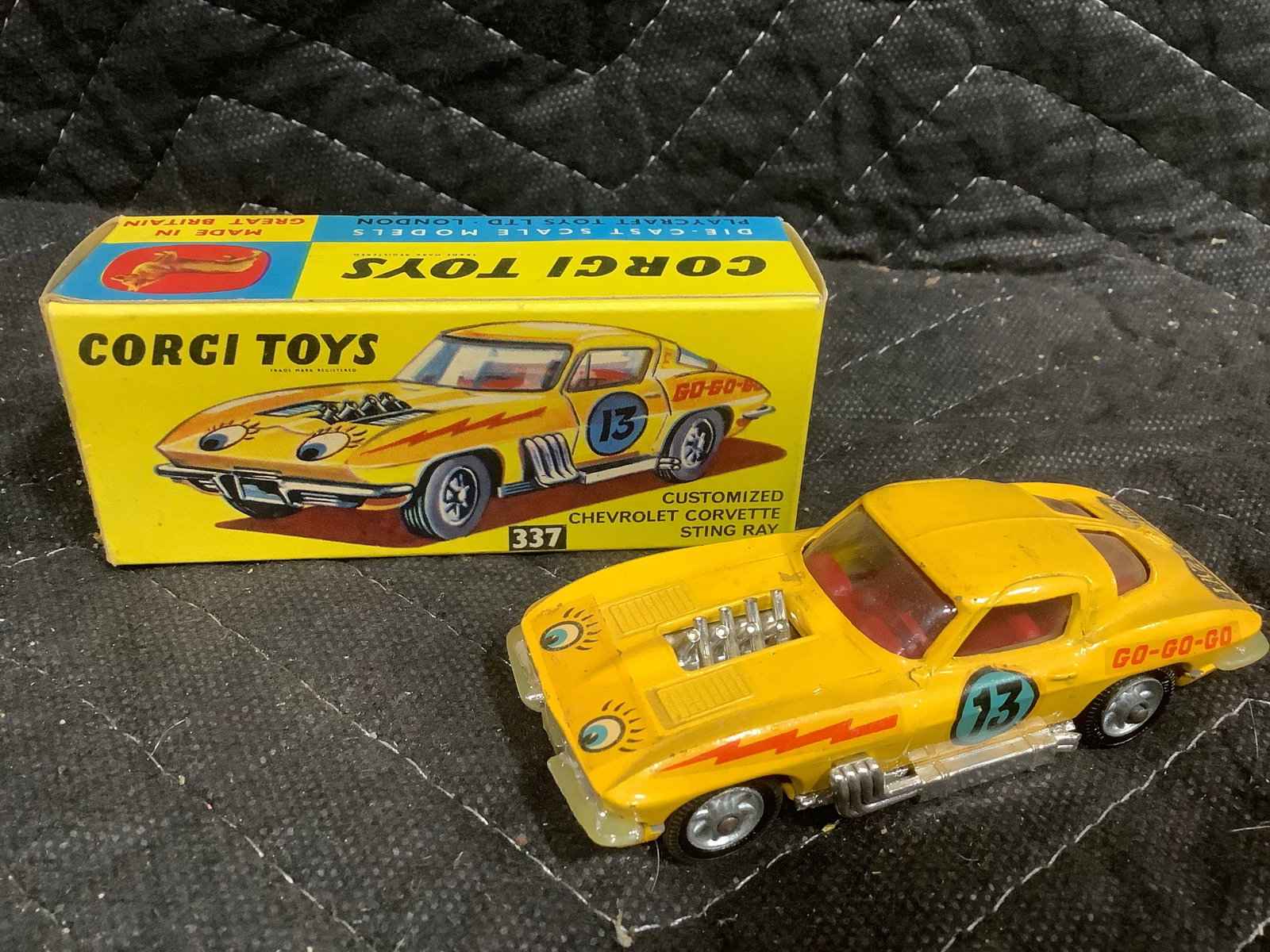 Vintage Corgi Toys Chevrolet Corvette Sting Ray Diecast Model (1 of 1)