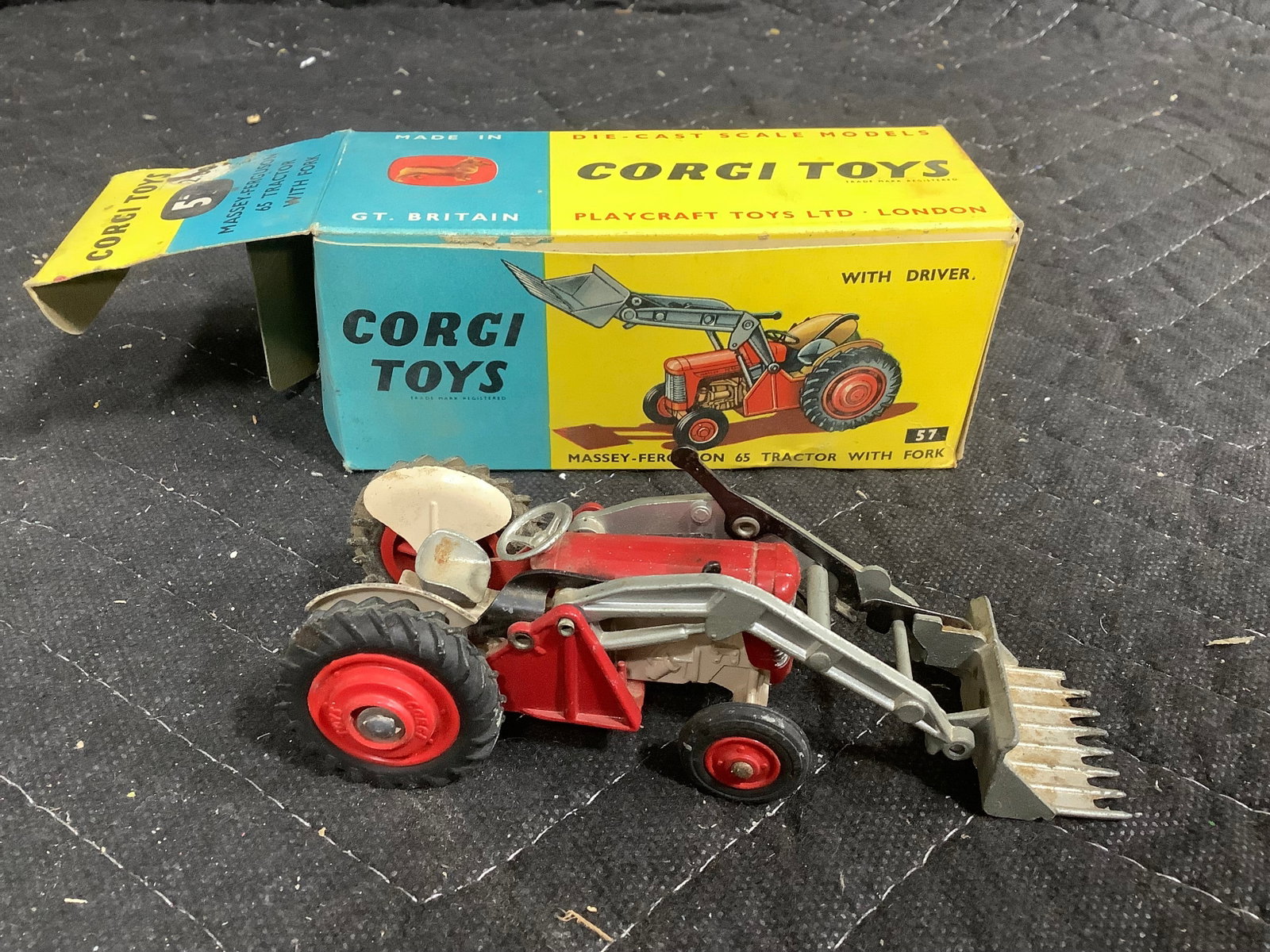 Corgi Toys vintage Massey-Ferguson 65 tractor with fork diecast in original box: Corgi Toys vintage Massey-Ferguson 65 tractor with fork diecast in original box