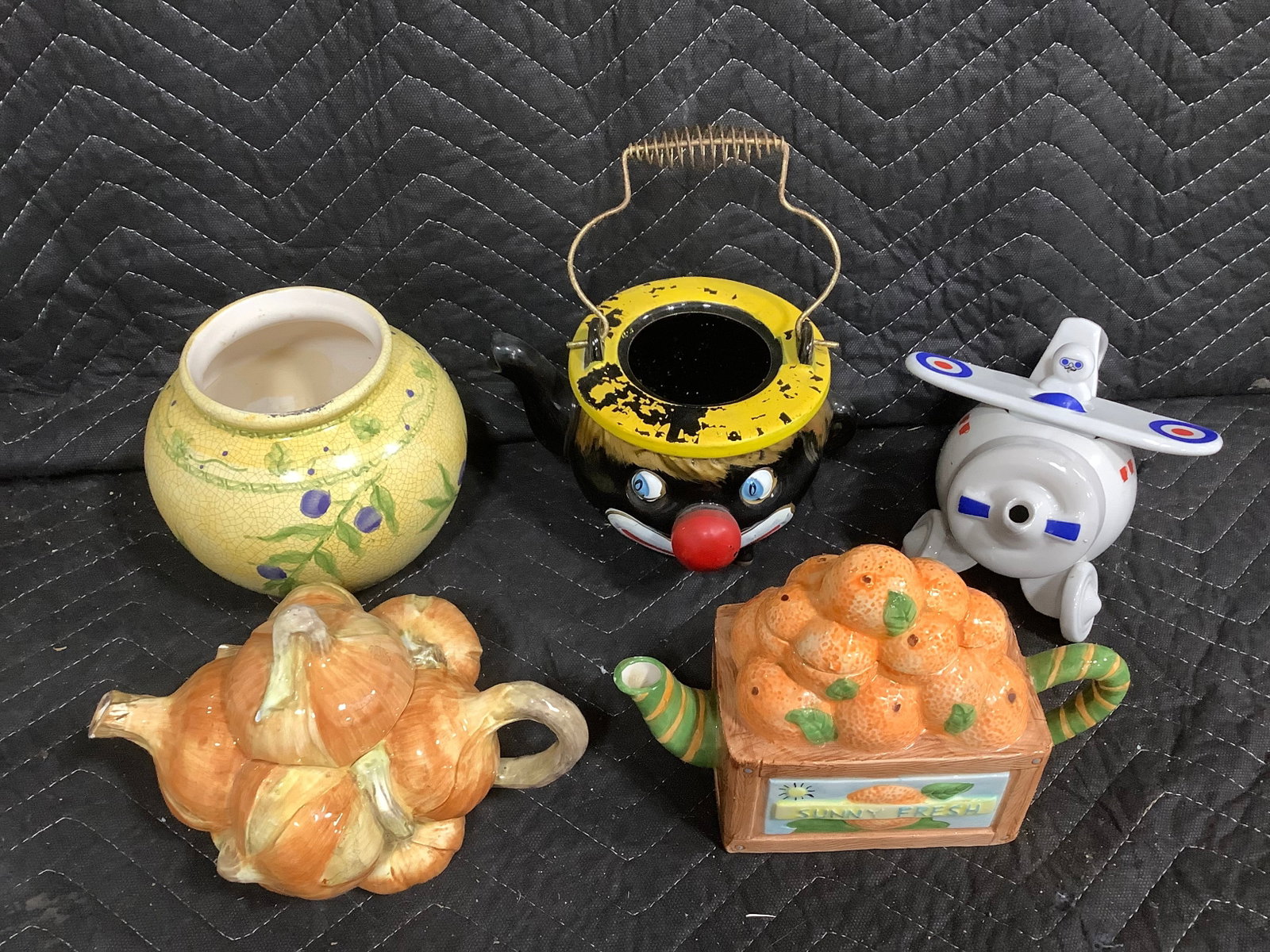 Vintage ceramic decorative teapots(6.5in tallest-one chipped): Vintage ceramic decorative teapots(6.5in tallest-one chipped)