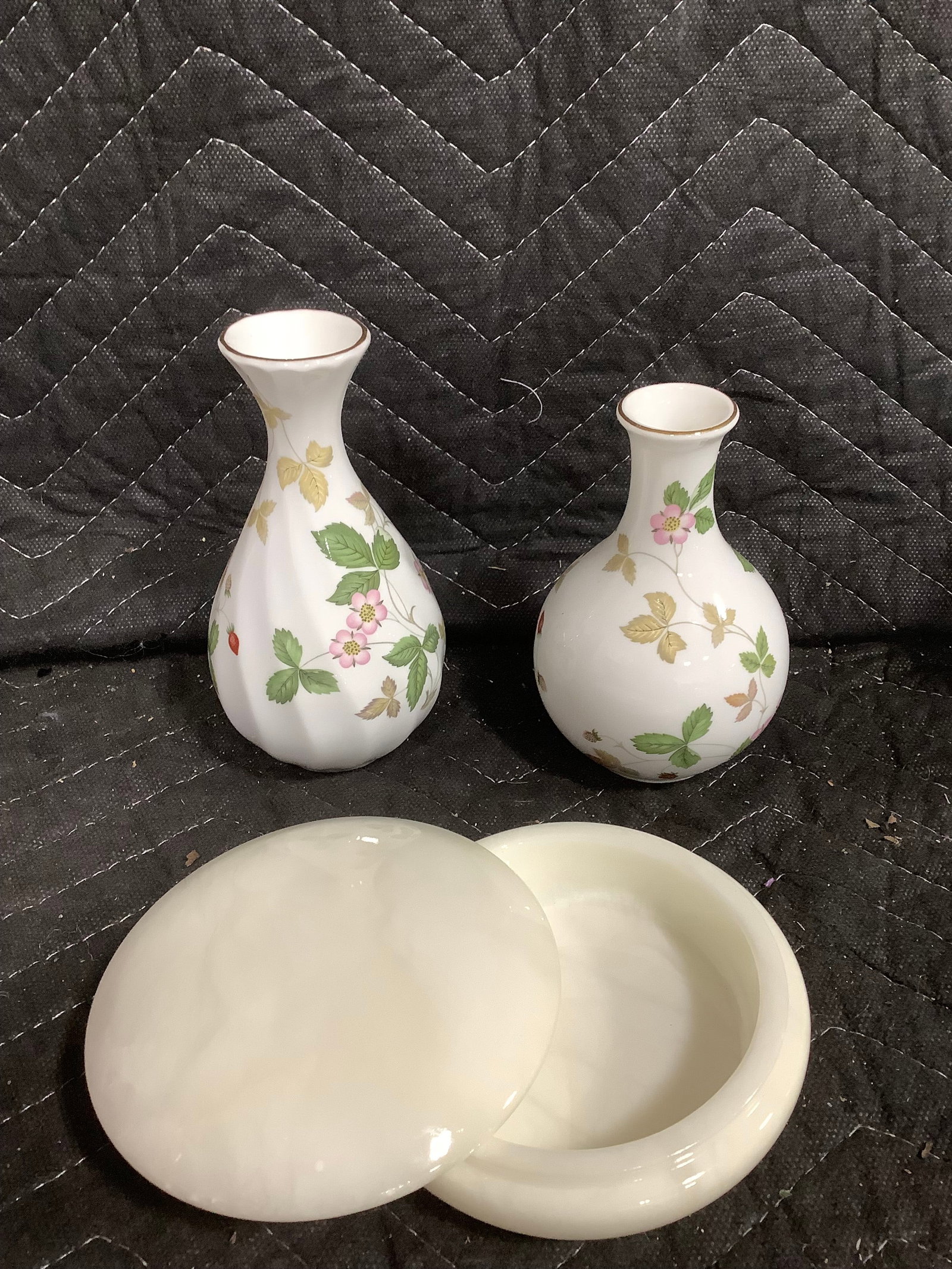 Wedgwood vases(tallest 5in) and lidded jar: Wedgwood vases(tallest 5in) and lidded jar