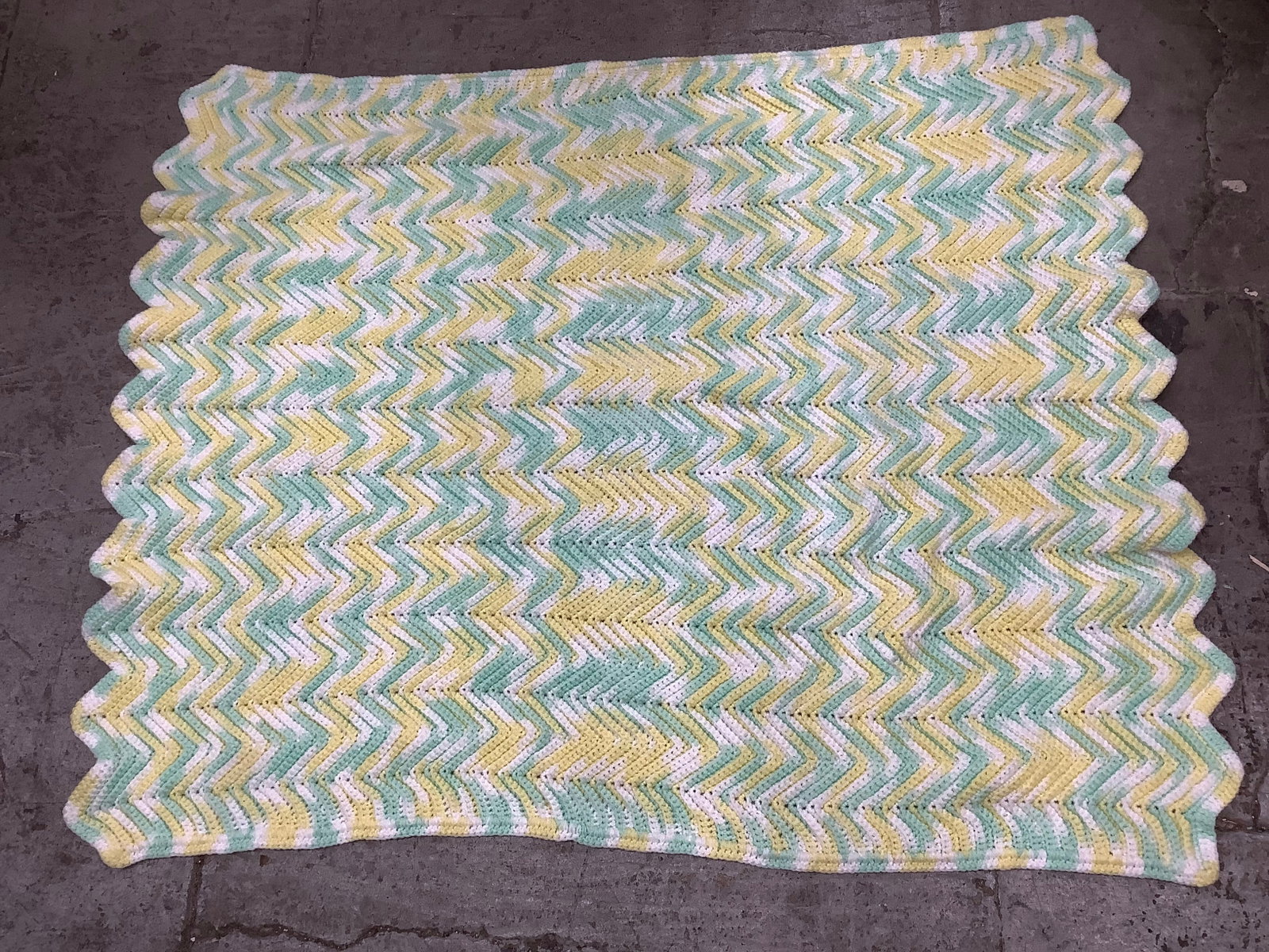 1970s handmade afghan(46inx38in): 1970s handmade afghan(46inx38in)