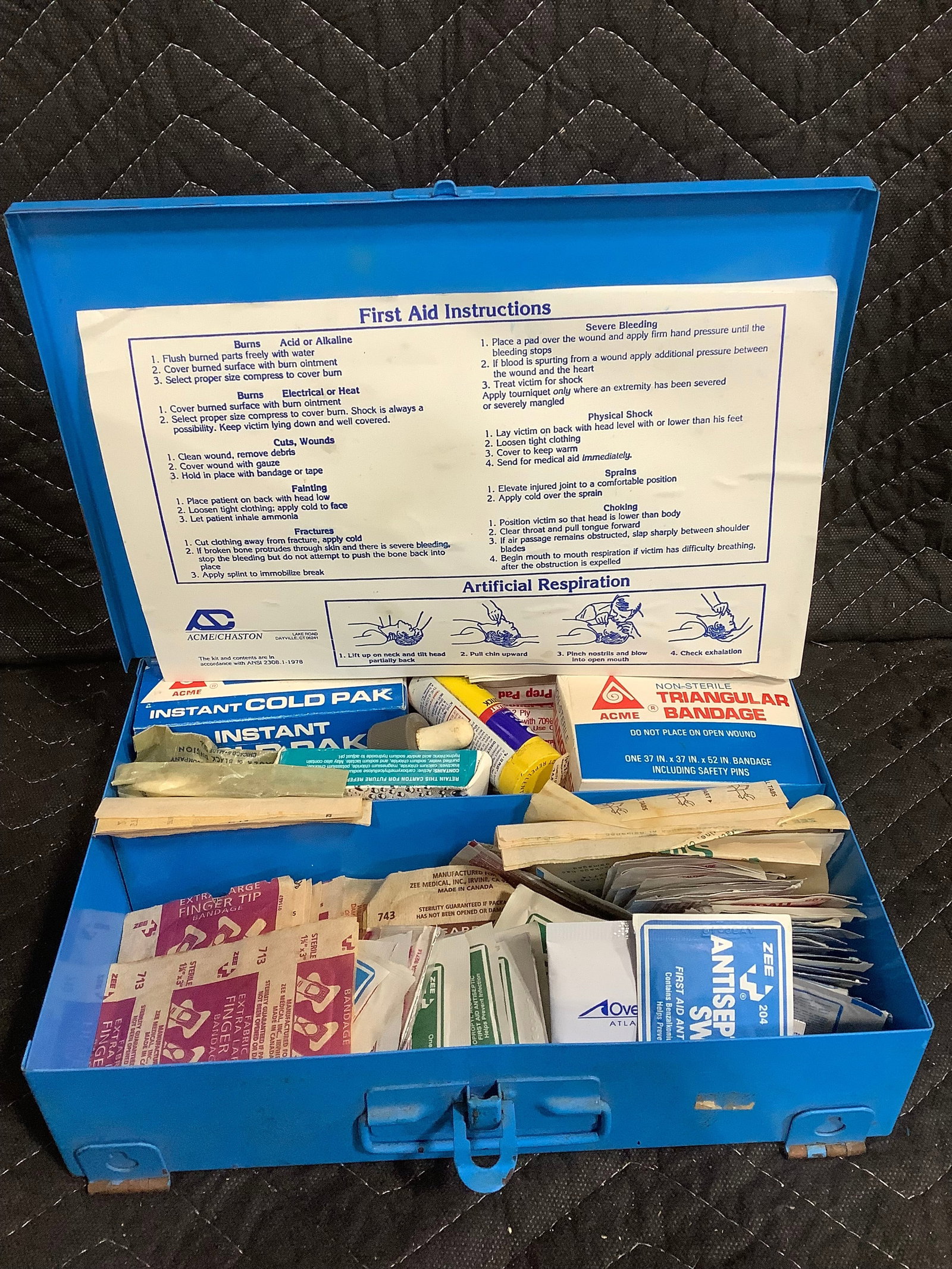 Vintage metal first aid kit: Vintage metal first aid kit