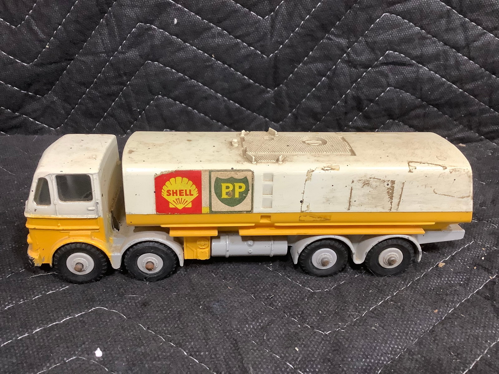 Vintage Dinky Toys Shell Tanker Diecast: Vintage Dinky Toys Shell Tanker Diecast