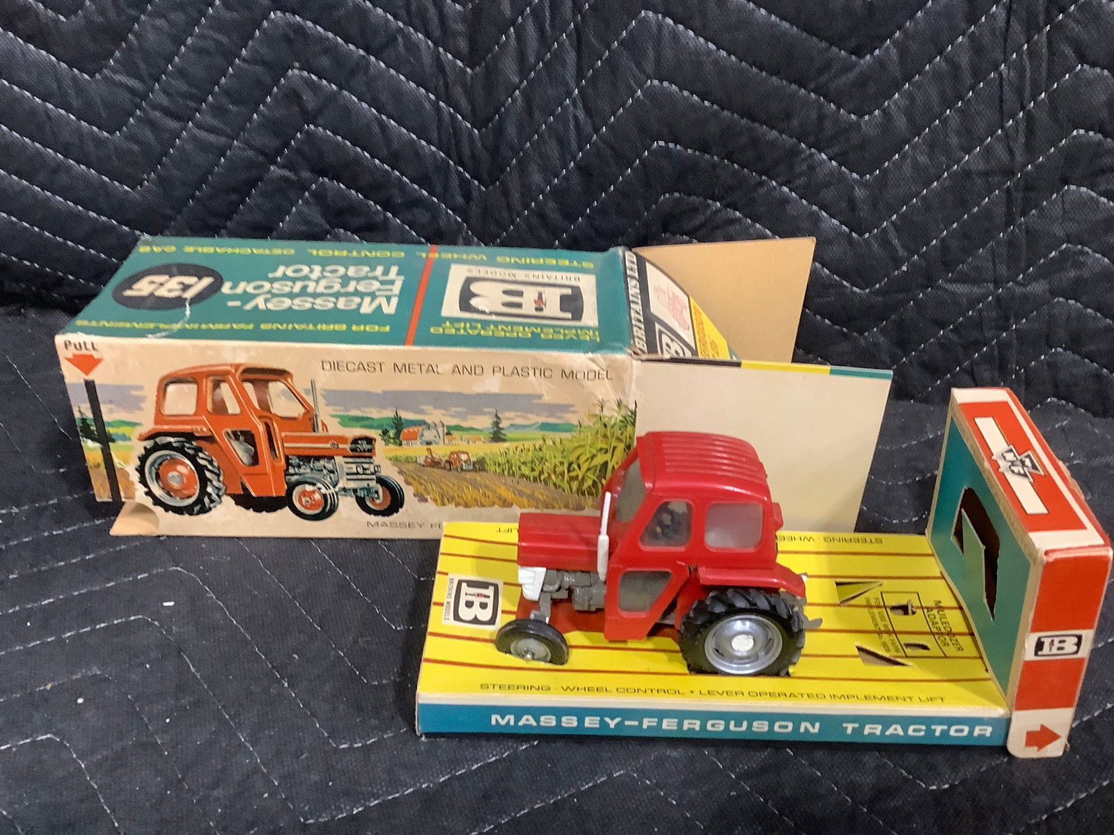 Massey Ferguson Tractor 135 Diecast Metal/Plastic Model (1 of 1)