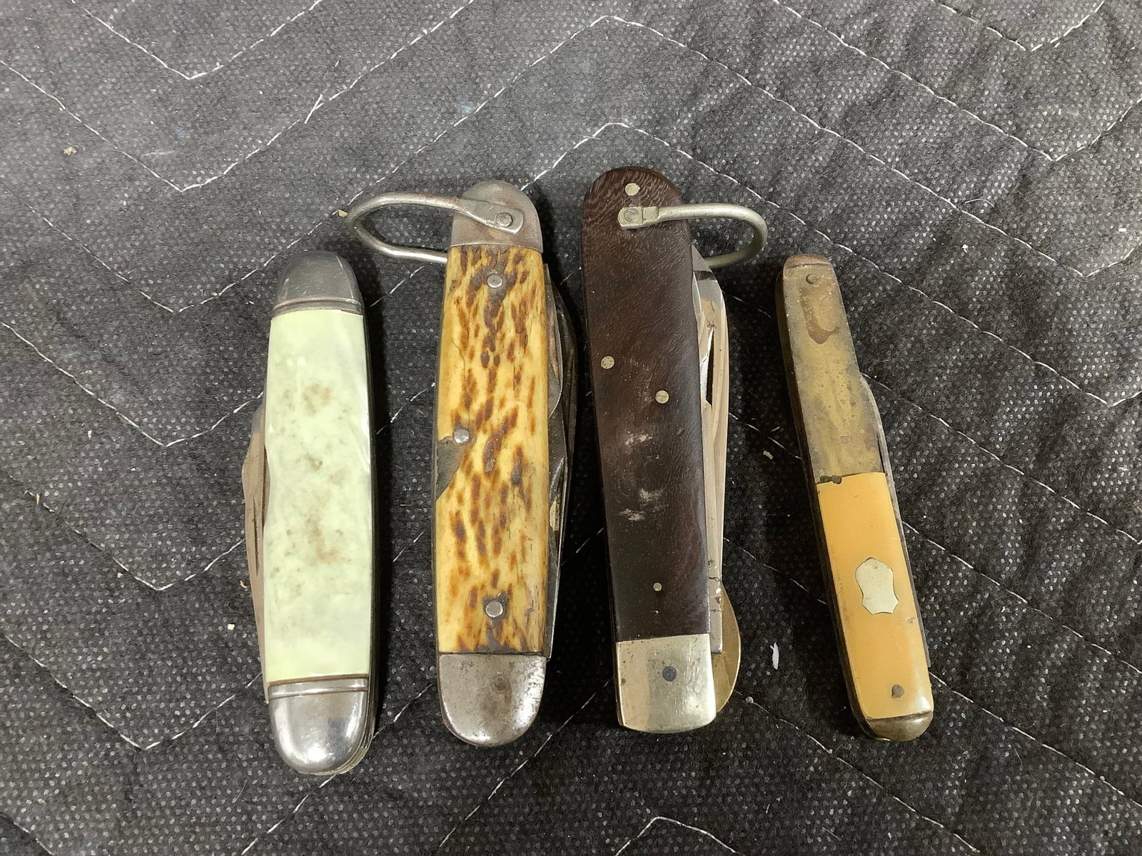 Various pocket knives: Various pocket knives