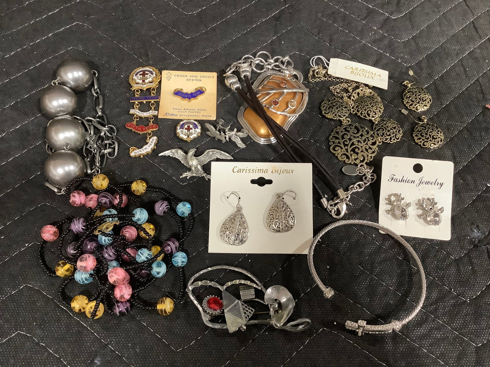 Costume jewelry: Costume jewelry