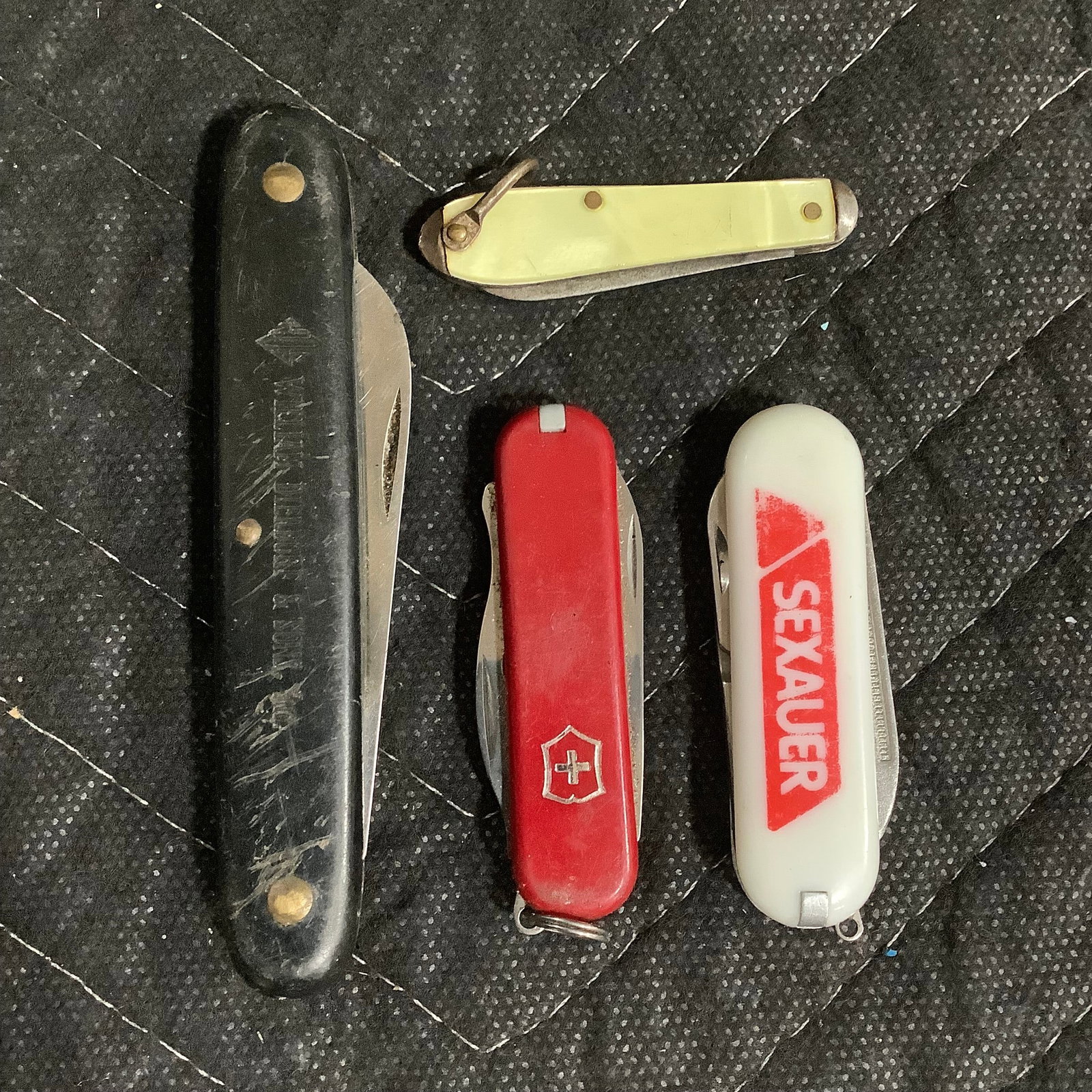 Various pocket knives: Various pocket knives