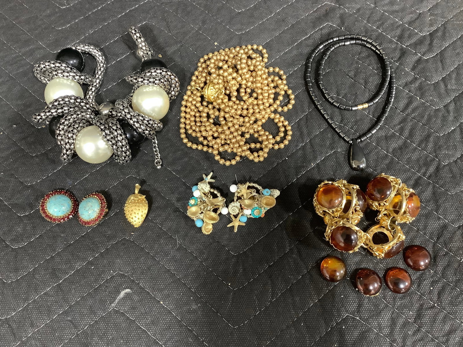 Costume jewelry: Costume jewelry