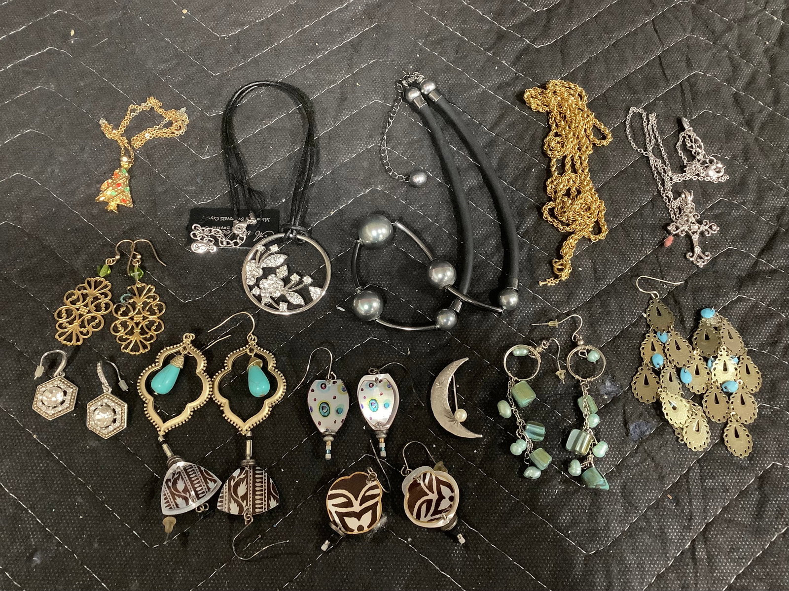 Costume jewelry: Costume jewelry