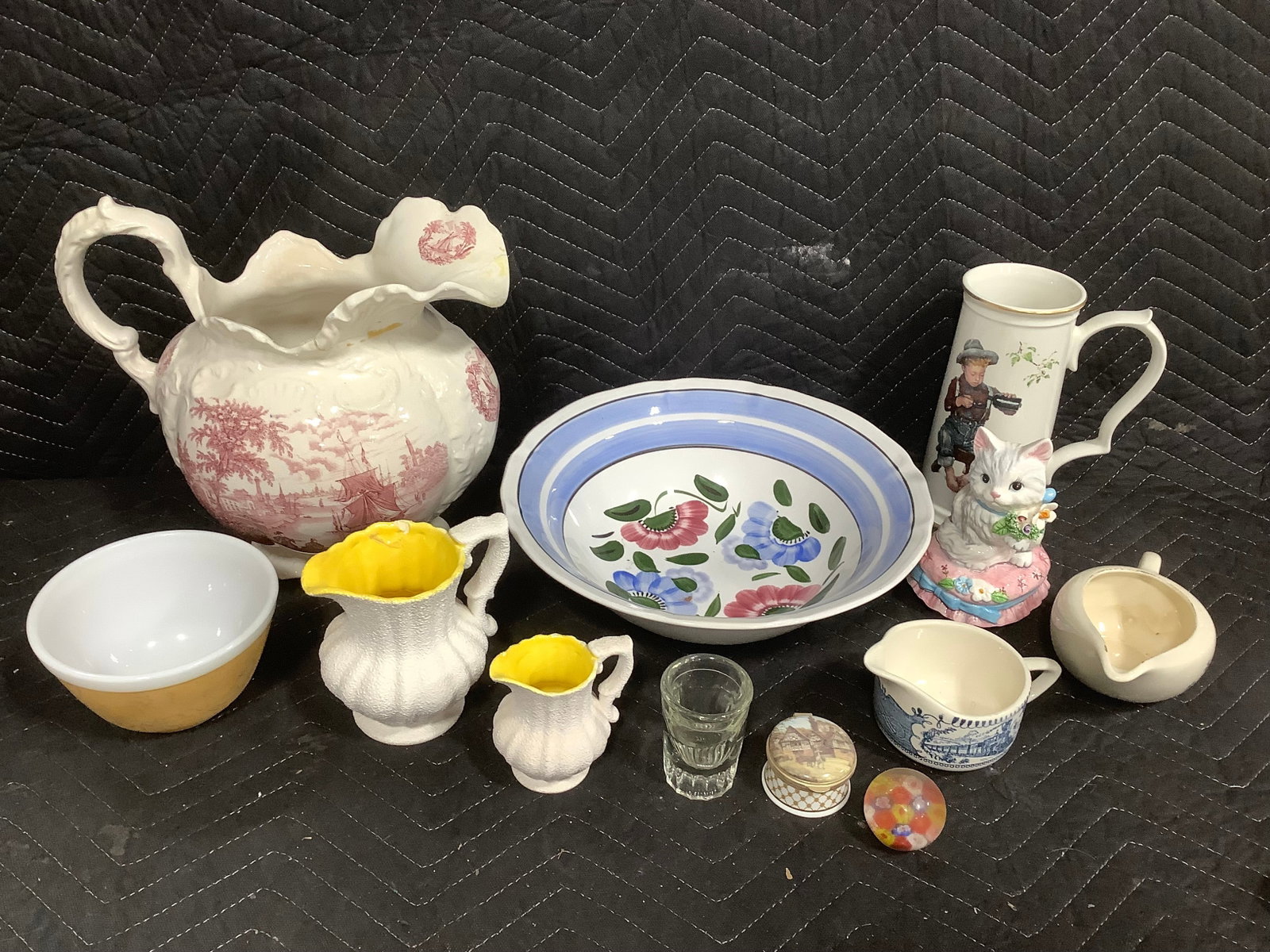 Gravy boats, pitchers, Staffordshire trinket box, and more(tallest 11.5in-some have been repaired): Gravy boats, pitchers, Staffordshire trinket box, and more(tallest 11.5in-some have been repaired)