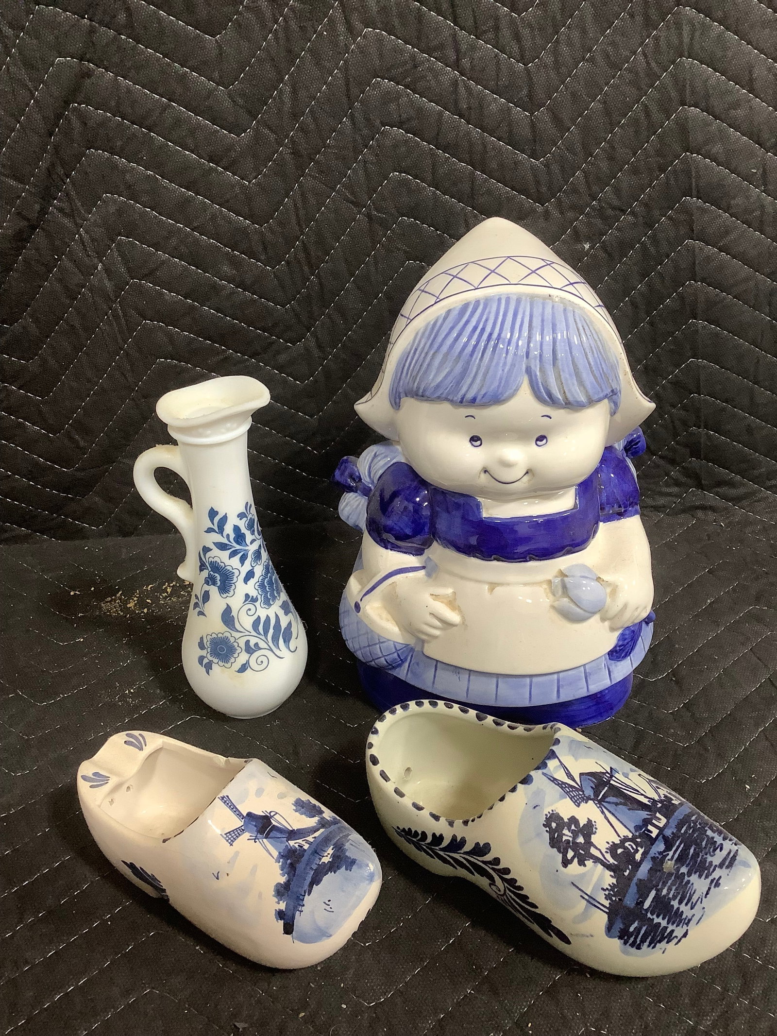 Delft blue ceramic cookie jar, dutch shoes, and more(9.5in tall): Delft blue ceramic cookie jar, dutch shoes, and more(9.5in tall)