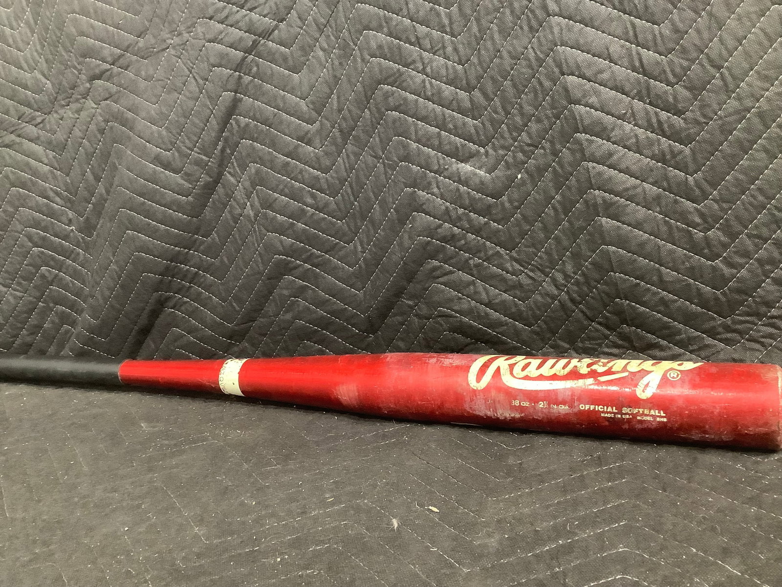 Rawlings 38oz Budweiser bat(34in long): Rawlings 38oz Budweiser bat(34in long)