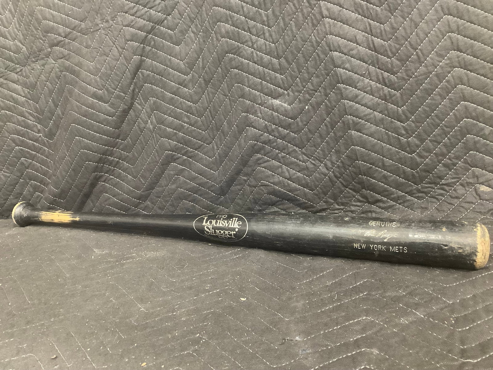 Pro Louisville Slugger NY Mets wooden bat with signature(32in long): Pro Louisville Slugger NY Mets wooden bat with signature(32in long)