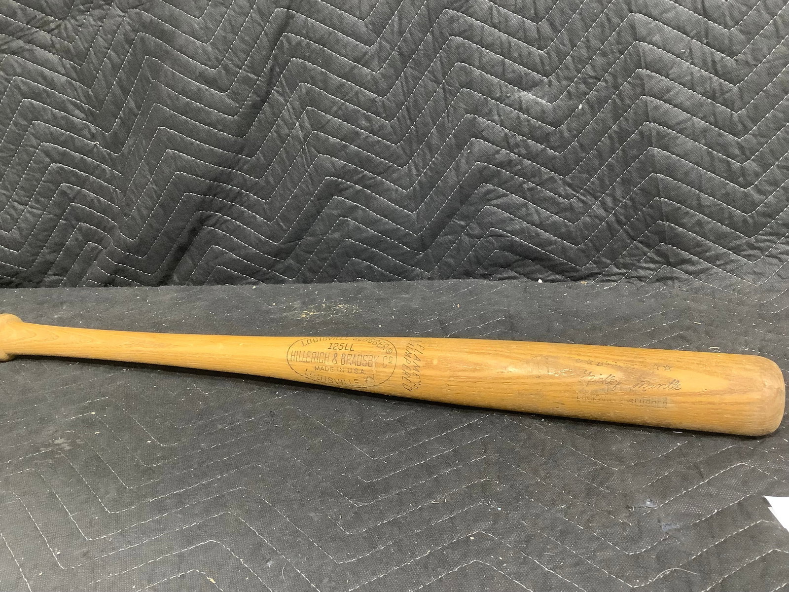 Louisville Slugger 125LL Mickey Mantle signature wooden bat(27in long): Louisville Slugger 125LL Mickey Mantle signature wooden bat(27in long)