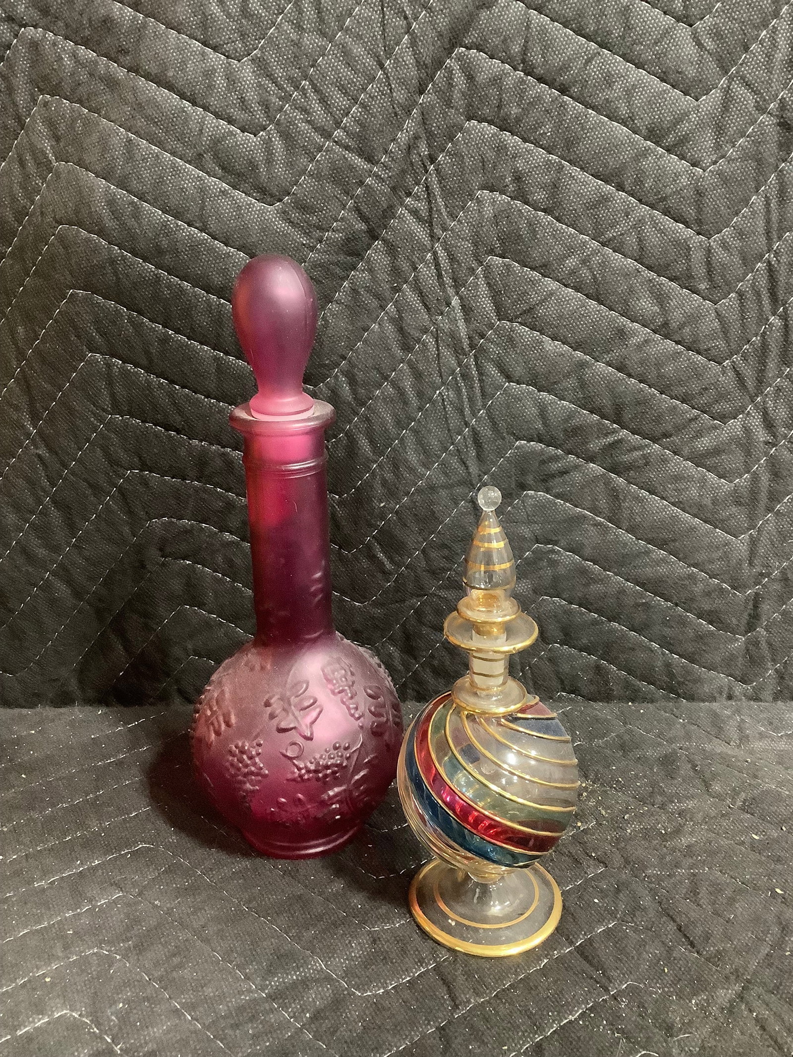 Vintage art glass perfume bottles(tallest 8.5in): Vintage art glass perfume bottles(tallest 8.5in)